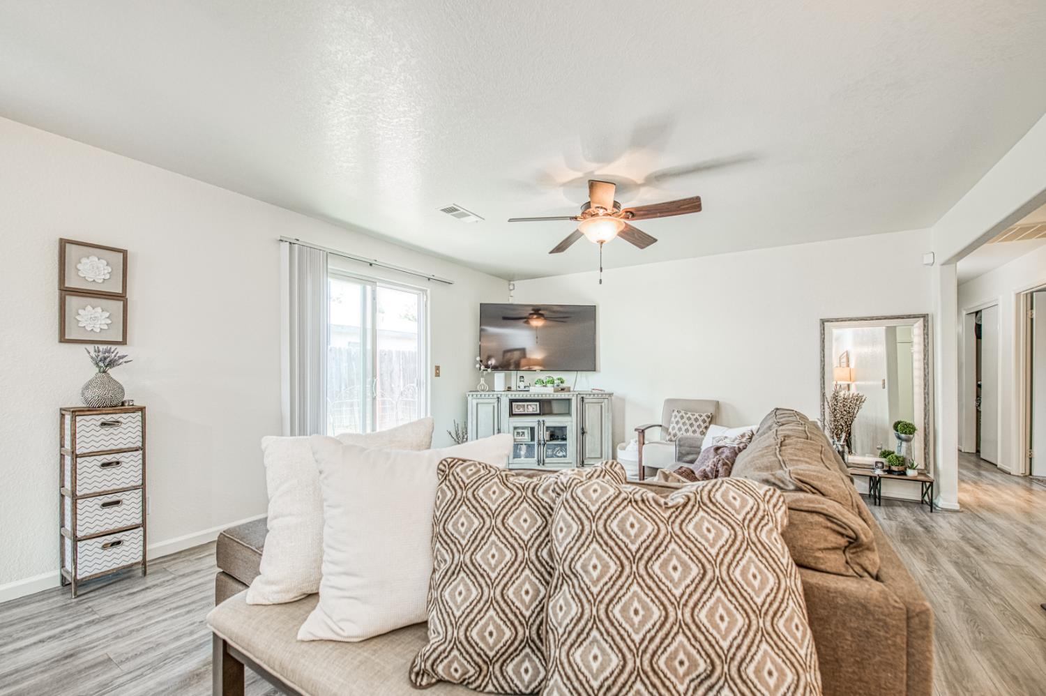 1033 Koufax, Madera, CA 93638