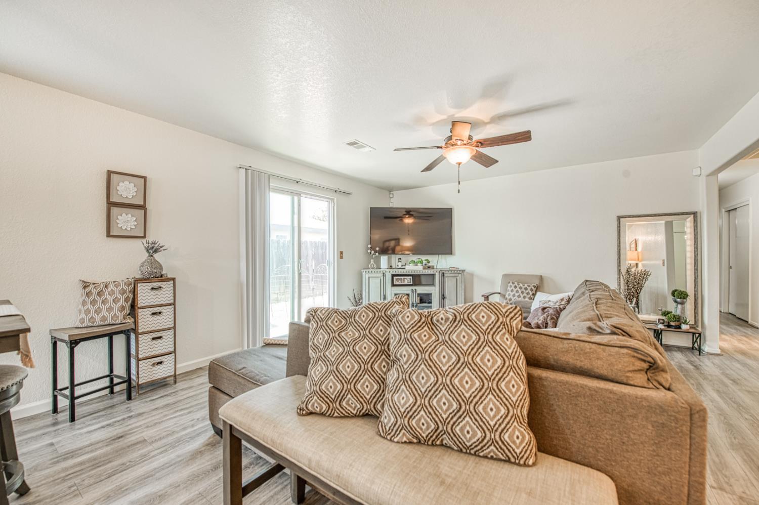 1033 Koufax, Madera, CA 93638