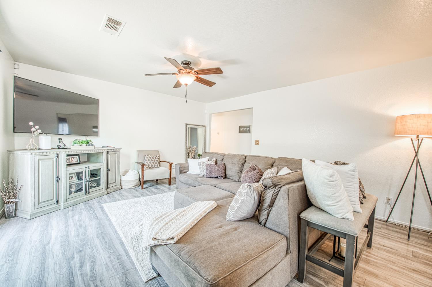 1033 Koufax, Madera, CA 93638