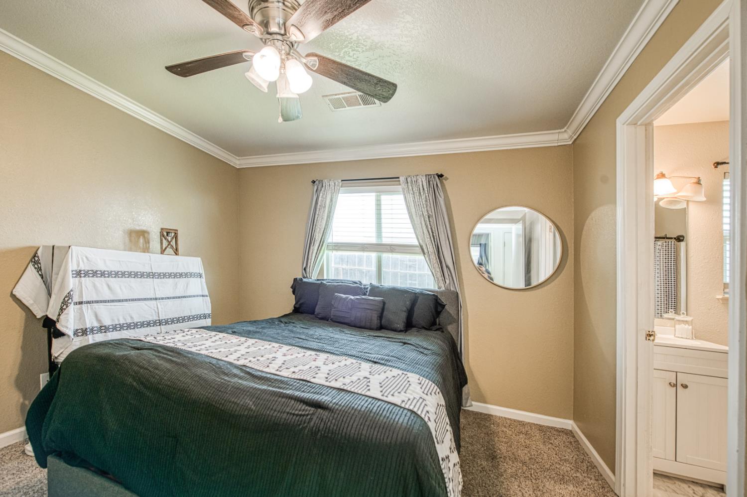 1033 Koufax, Madera, CA 93638