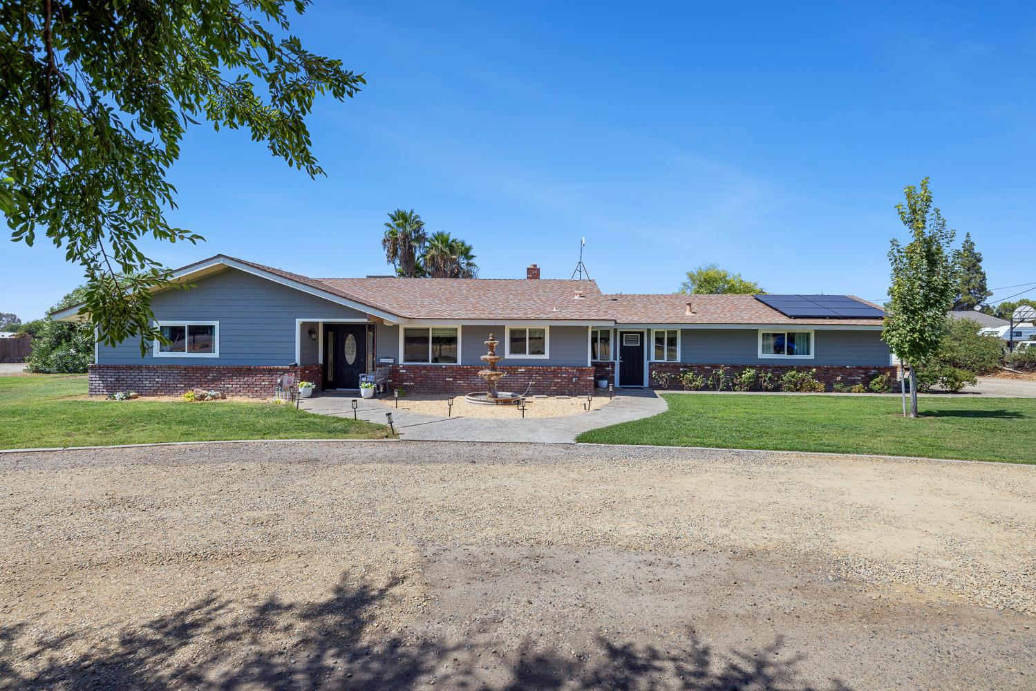 6589 N De Wolf Ave, Clovis, CA 93619