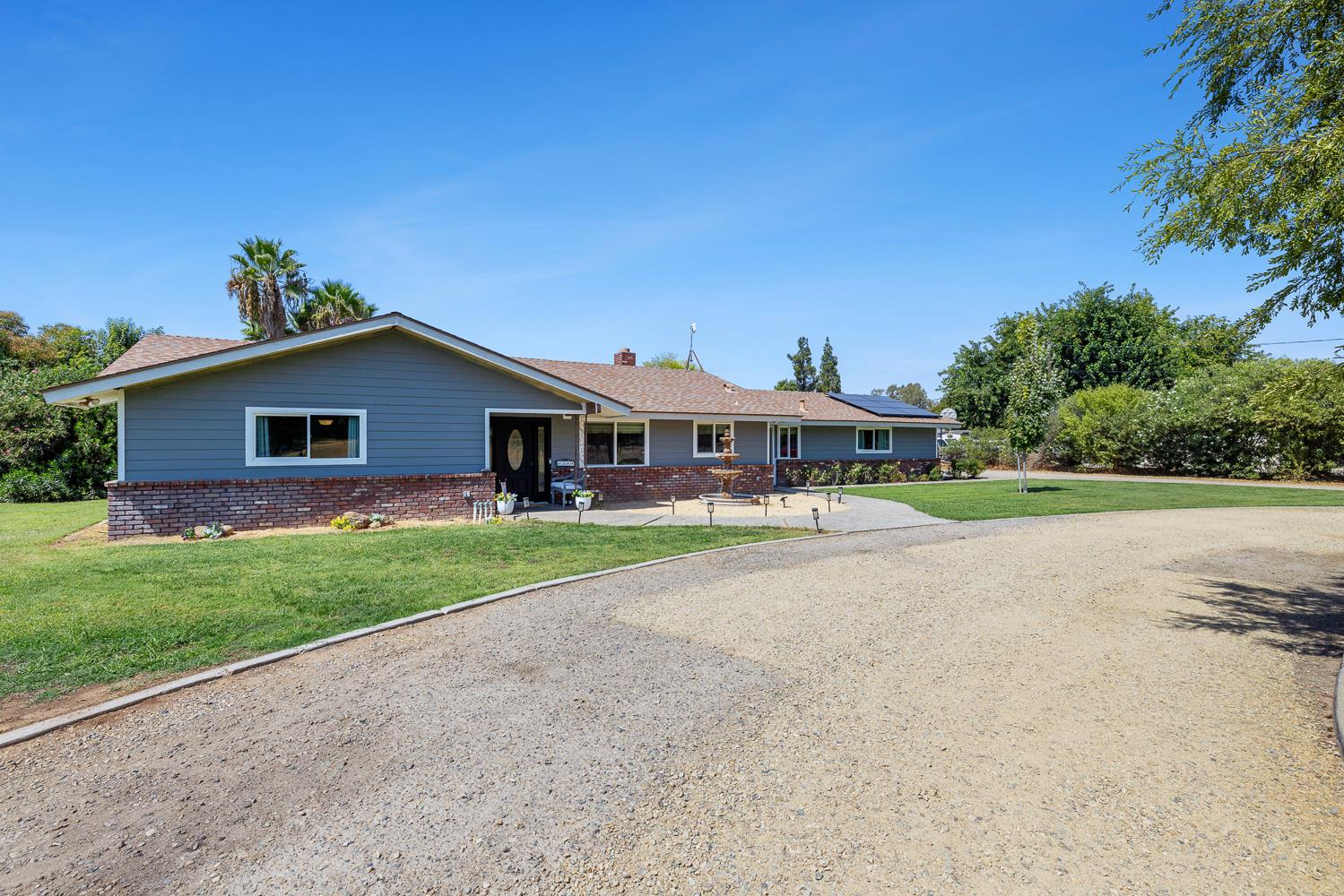 6589 N De Wolf Ave, Clovis, CA 93619
