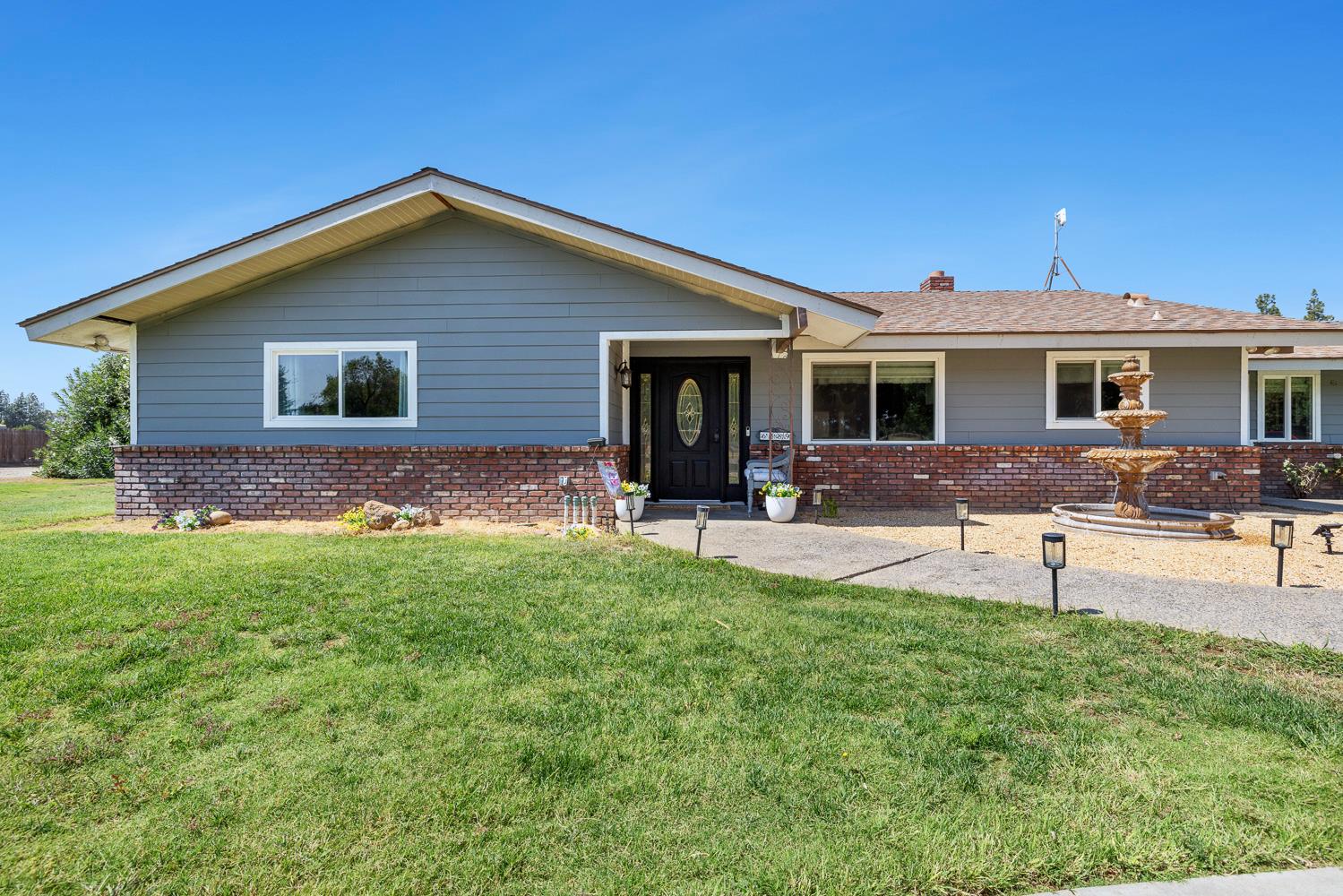 6589 N De Wolf Ave, Clovis, CA 93619