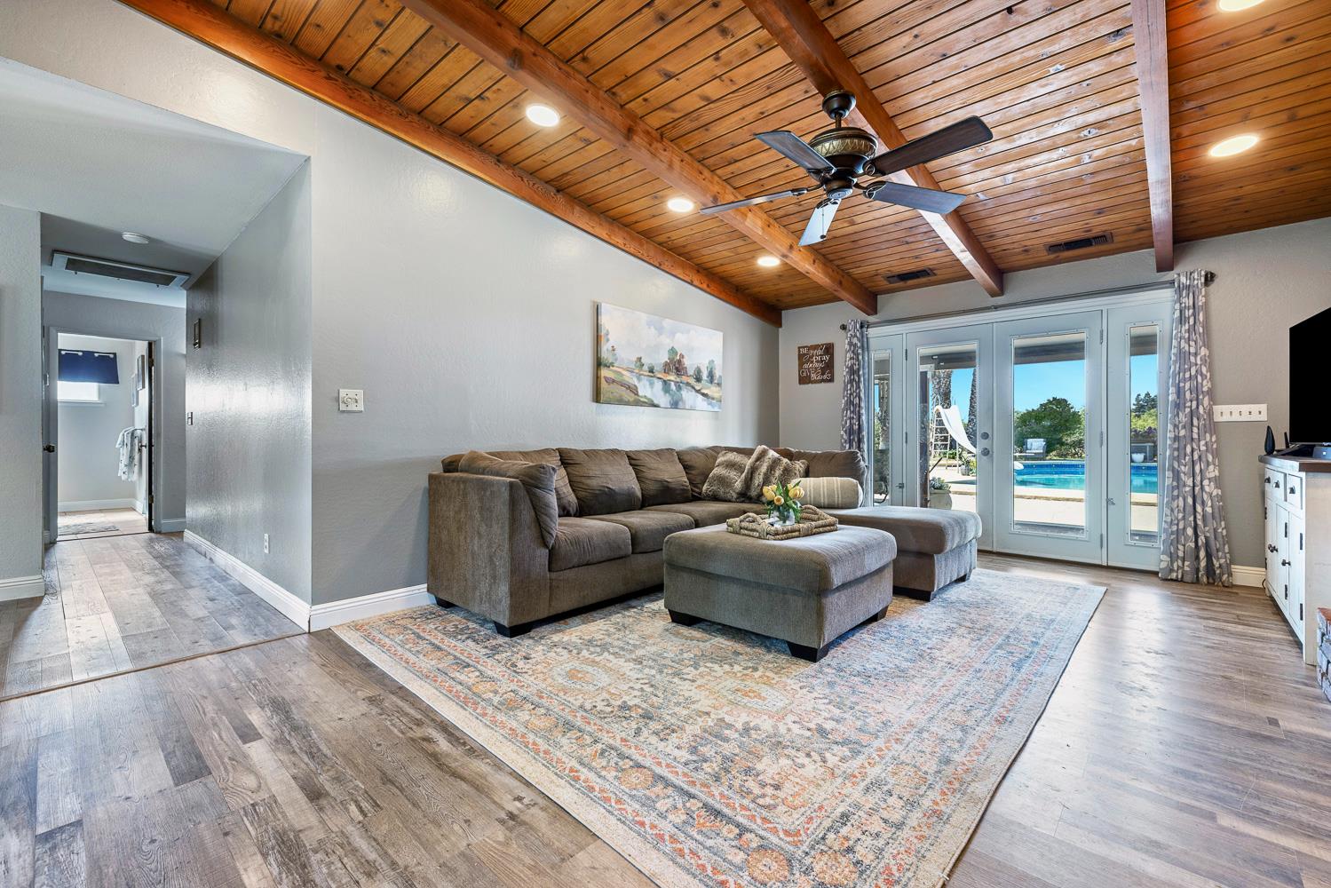 6589 N De Wolf Ave, Clovis, CA 93619