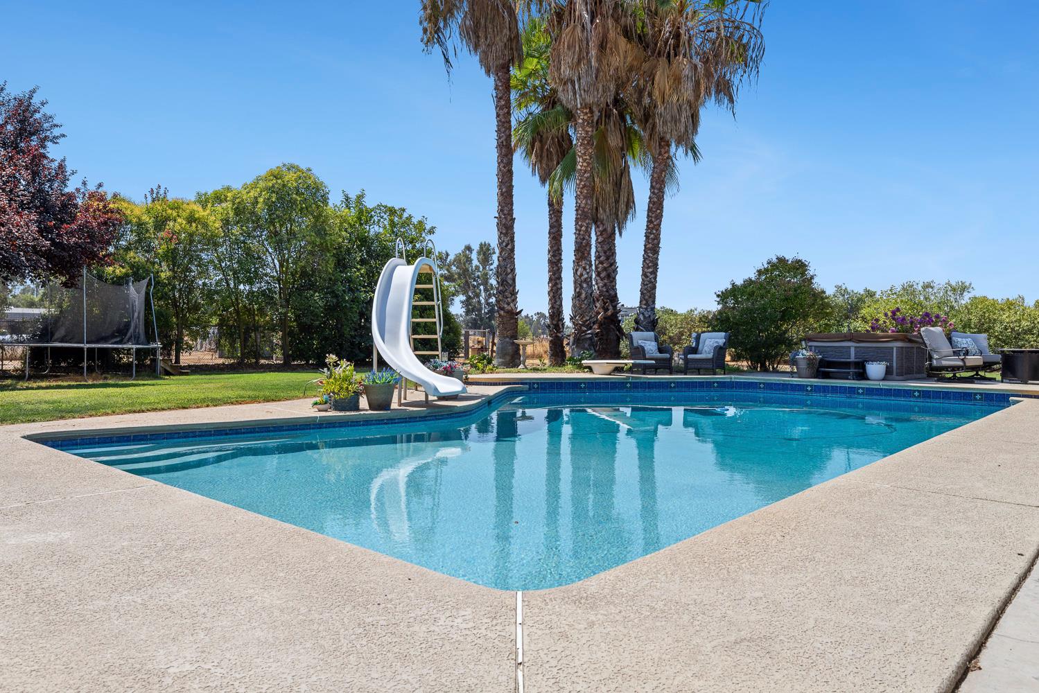 6589 N De Wolf Ave, Clovis, CA 93619