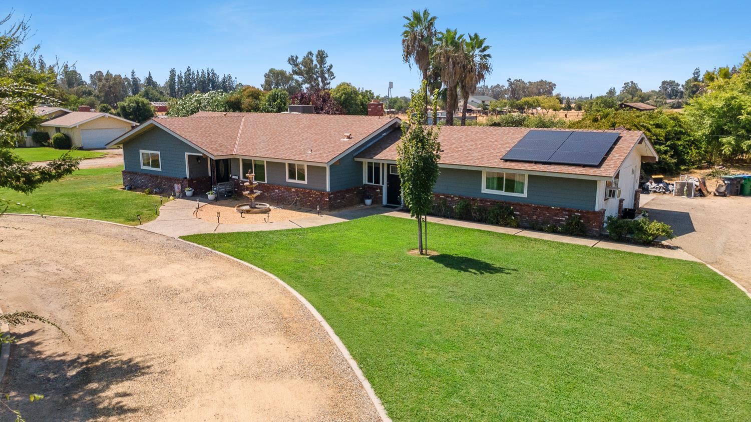 6589 N De Wolf Ave, Clovis, CA 93619