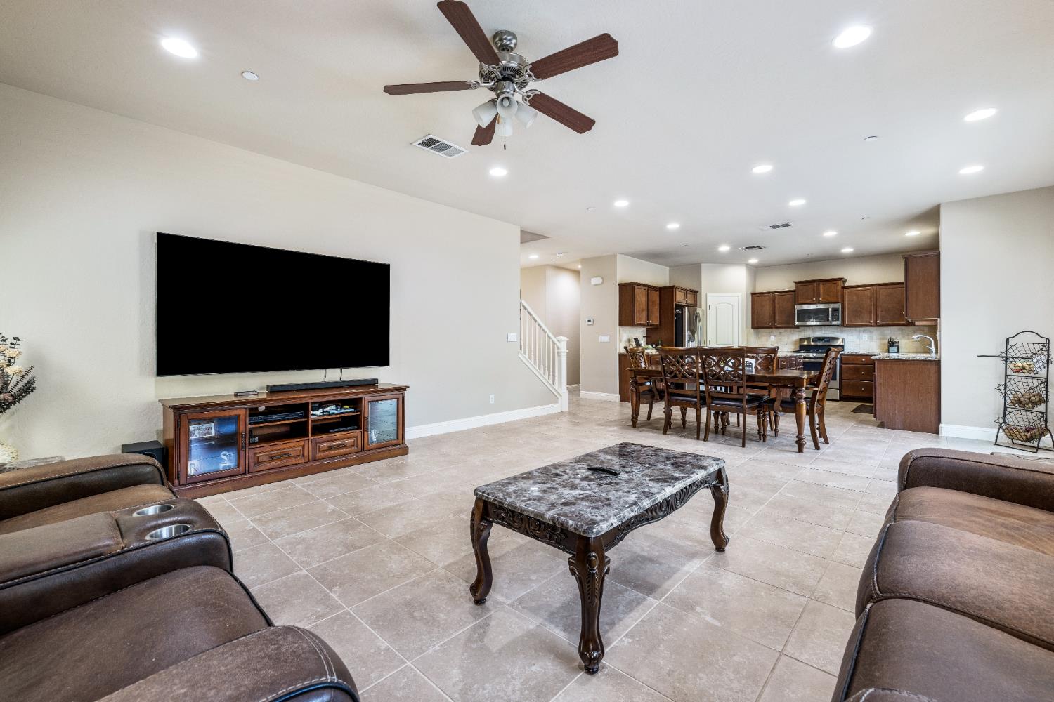 6712 W Lucas Dr, Fresno, CA 93722