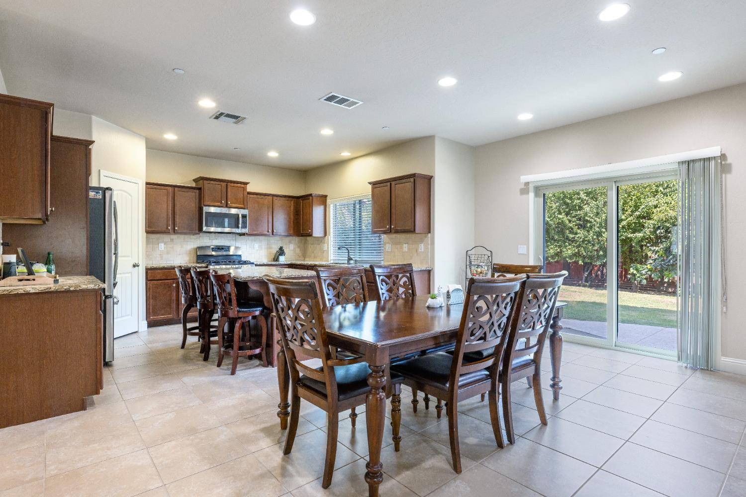 6712 W Lucas Dr, Fresno, CA 93722