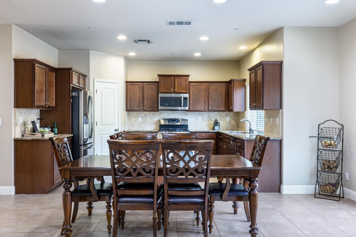 6712 W Lucas Dr, Fresno, CA 93722