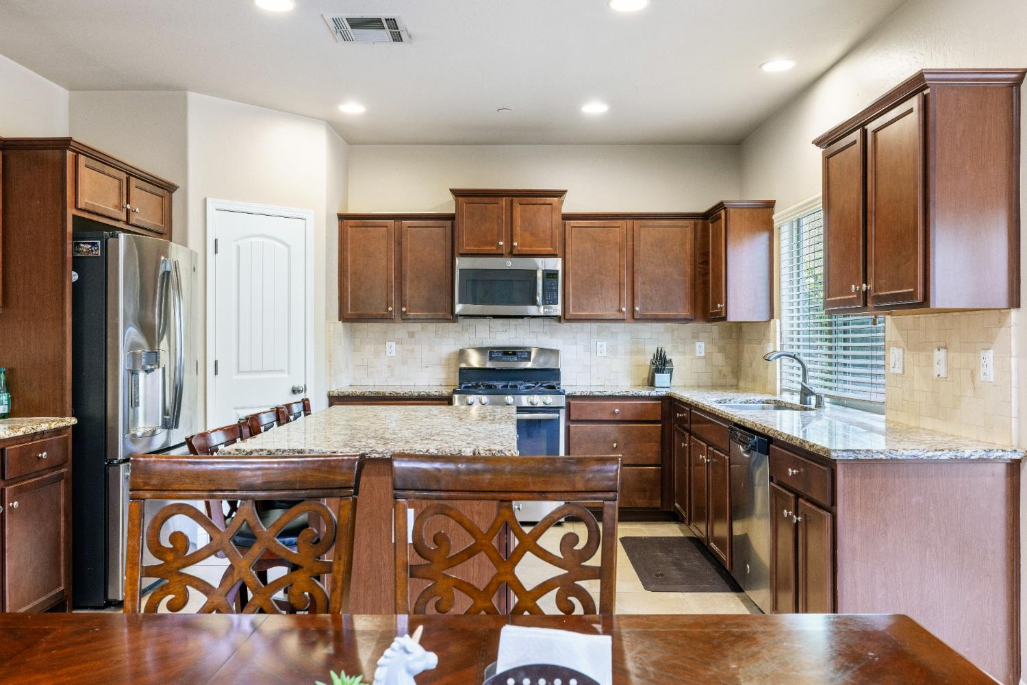 6712 W Lucas Dr, Fresno, CA 93722