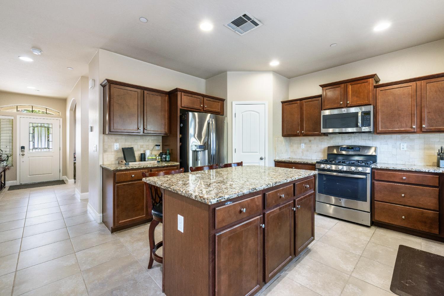 6712 W Lucas Dr, Fresno, CA 93722