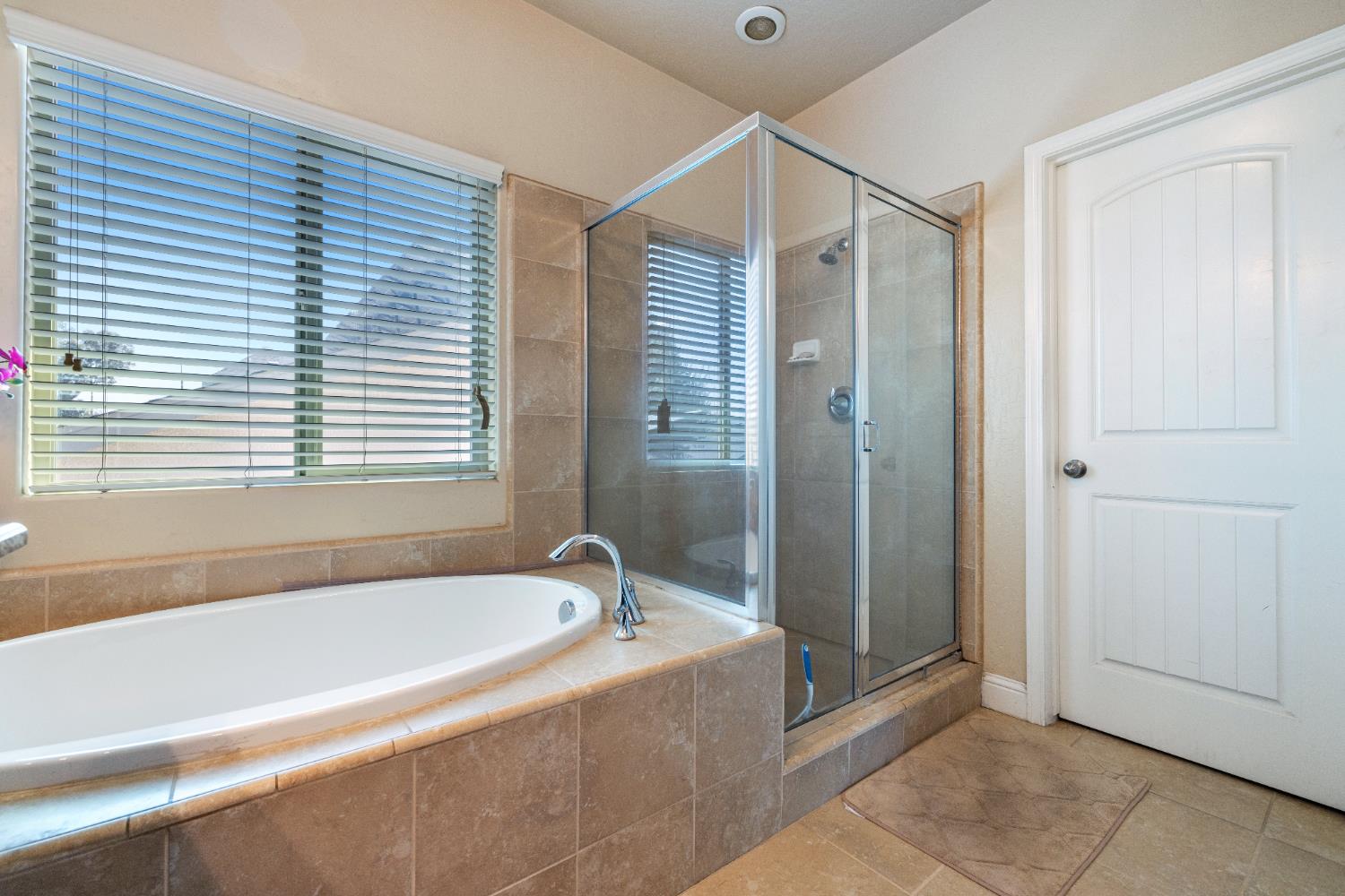 6712 W Lucas Dr, Fresno, CA 93722