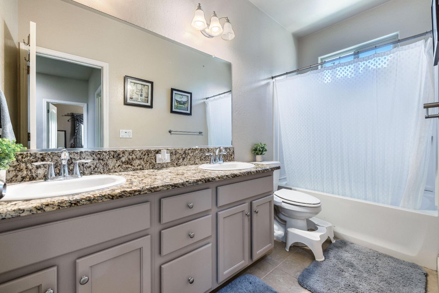 6712 W Lucas Dr, Fresno, CA 93722