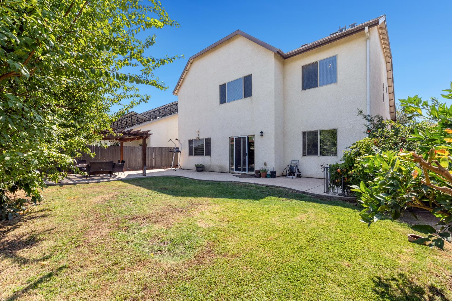 6712 W Lucas Dr, Fresno, CA 93722