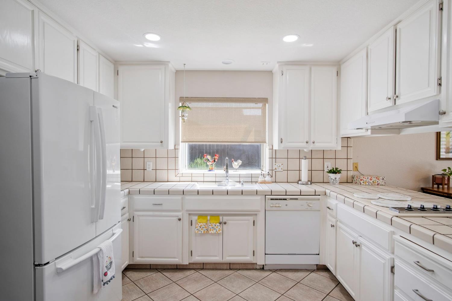 2185 Garden Circle Dr W, Manteca, CA 95336