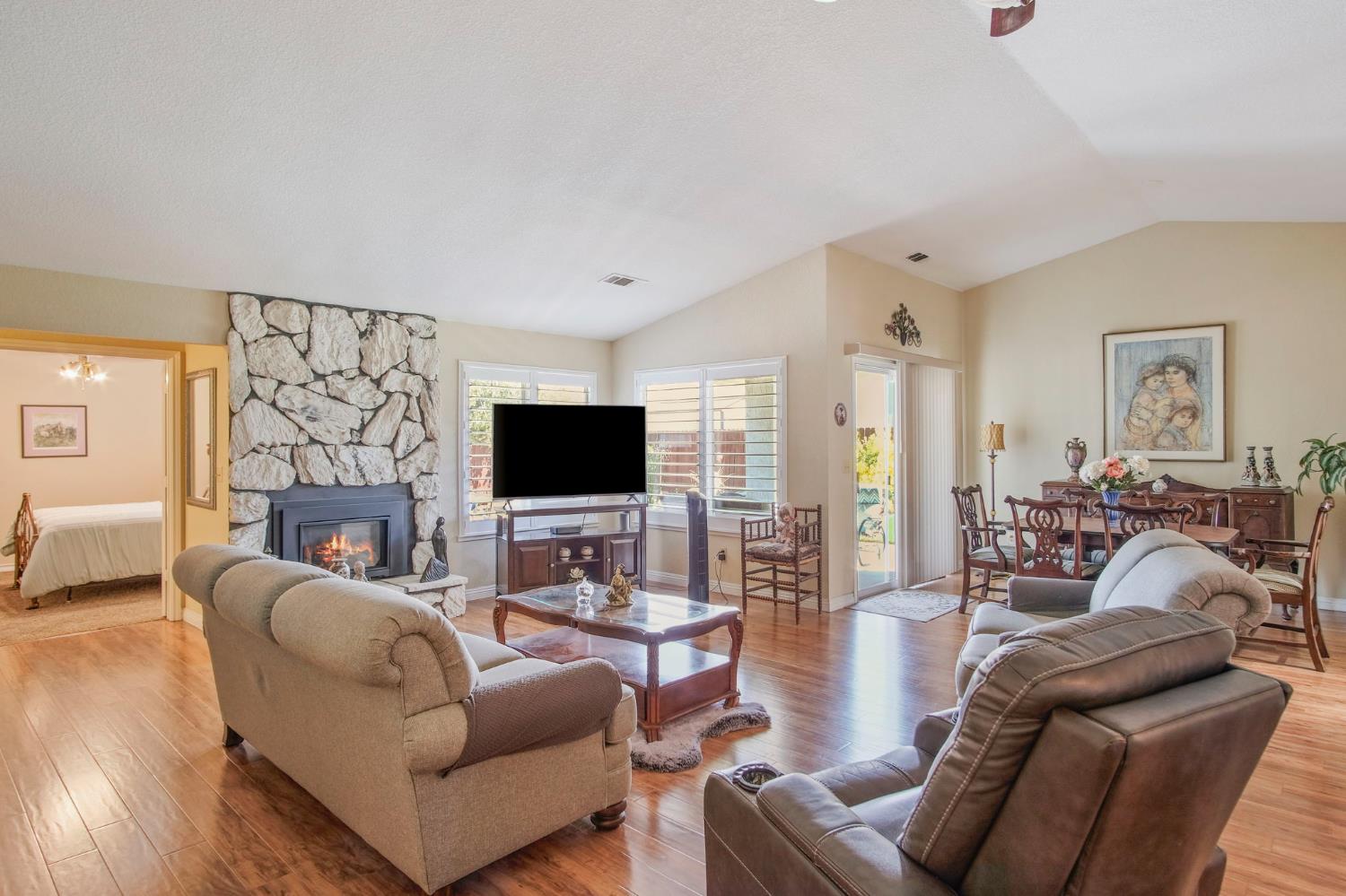 2185 Garden Circle Dr W, Manteca, CA 95336