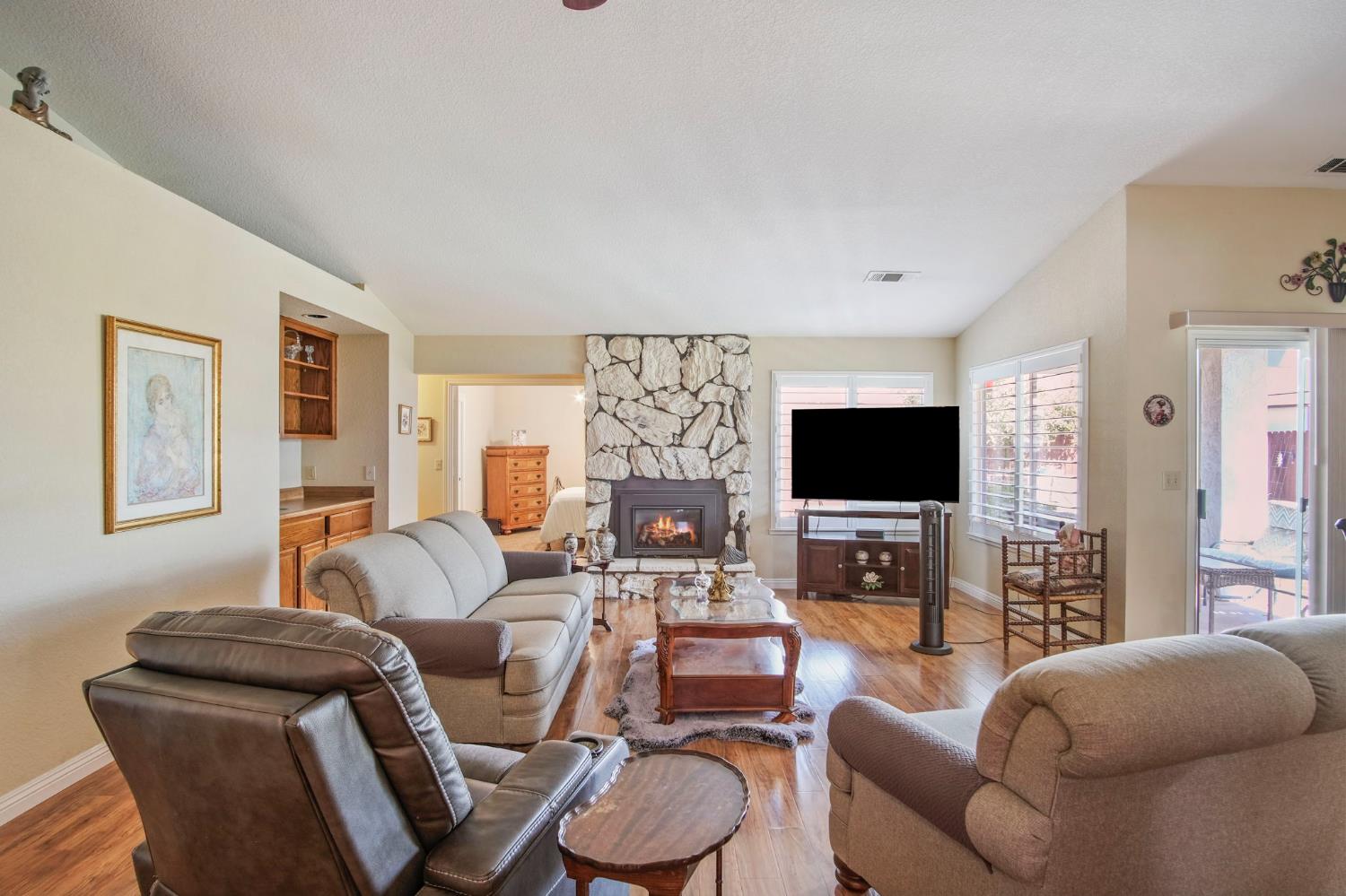 2185 Garden Circle Dr W, Manteca, CA 95336