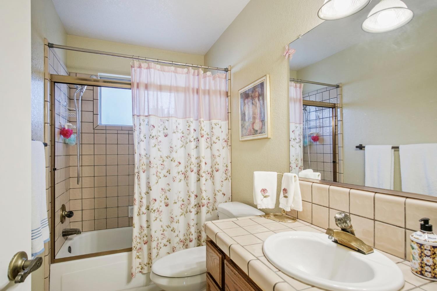 2185 Garden Circle Dr W, Manteca, CA 95336