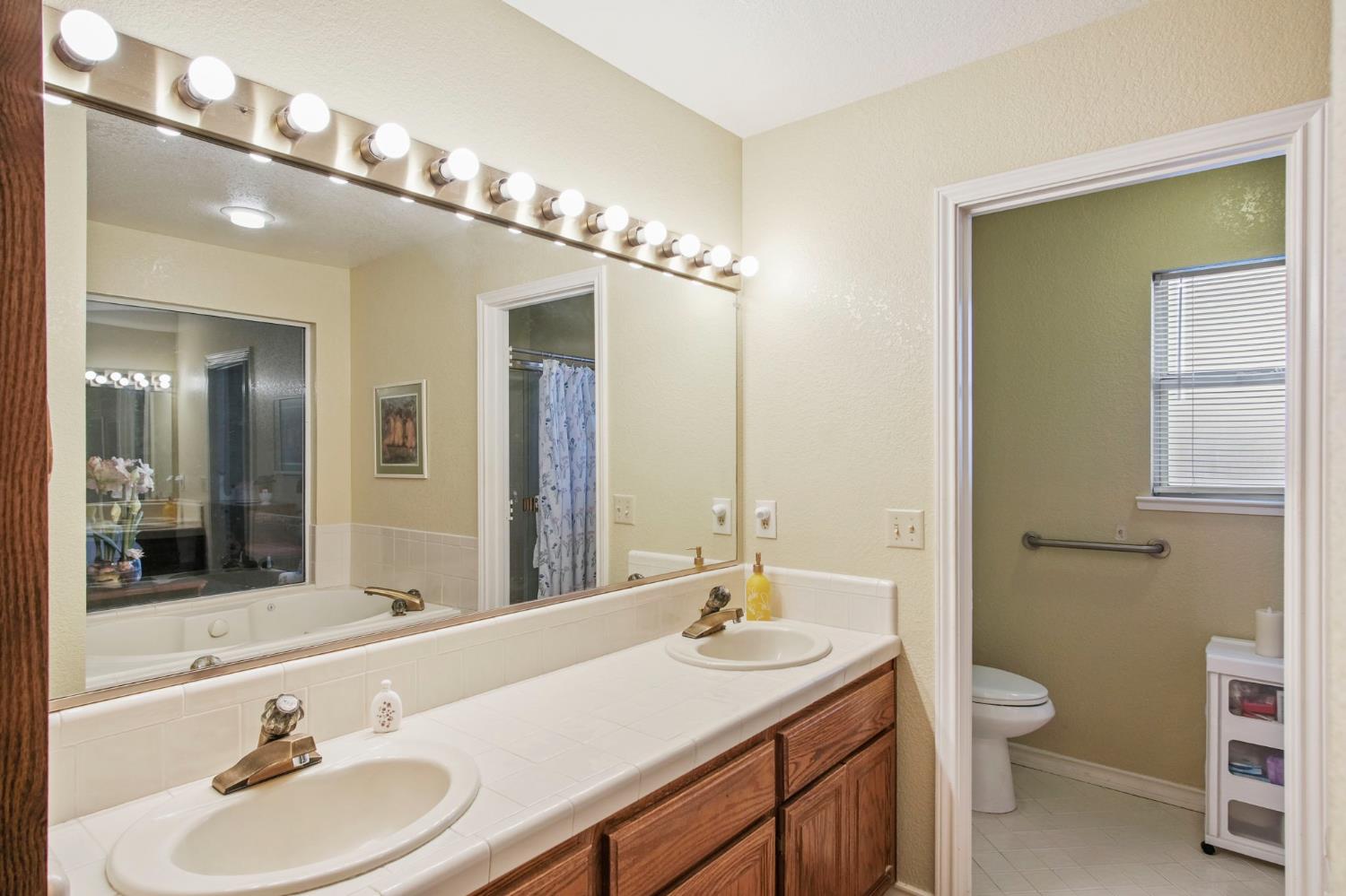 2185 Garden Circle Dr W, Manteca, CA 95336