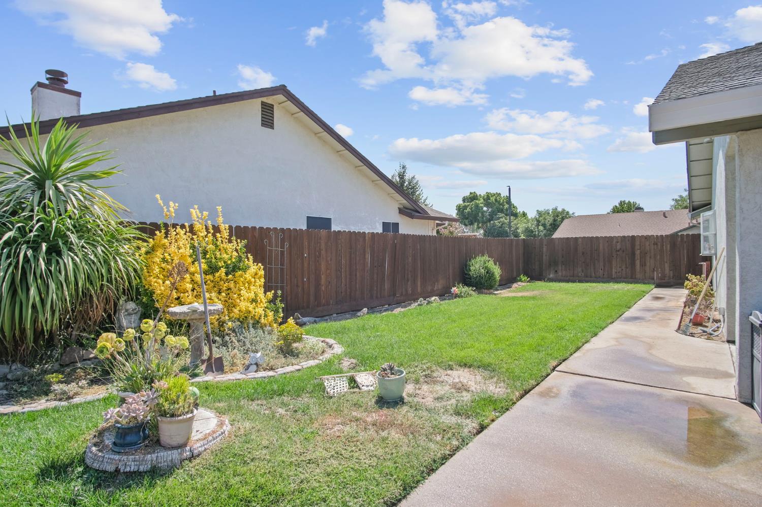 2185 Garden Circle Dr W, Manteca, CA 95336