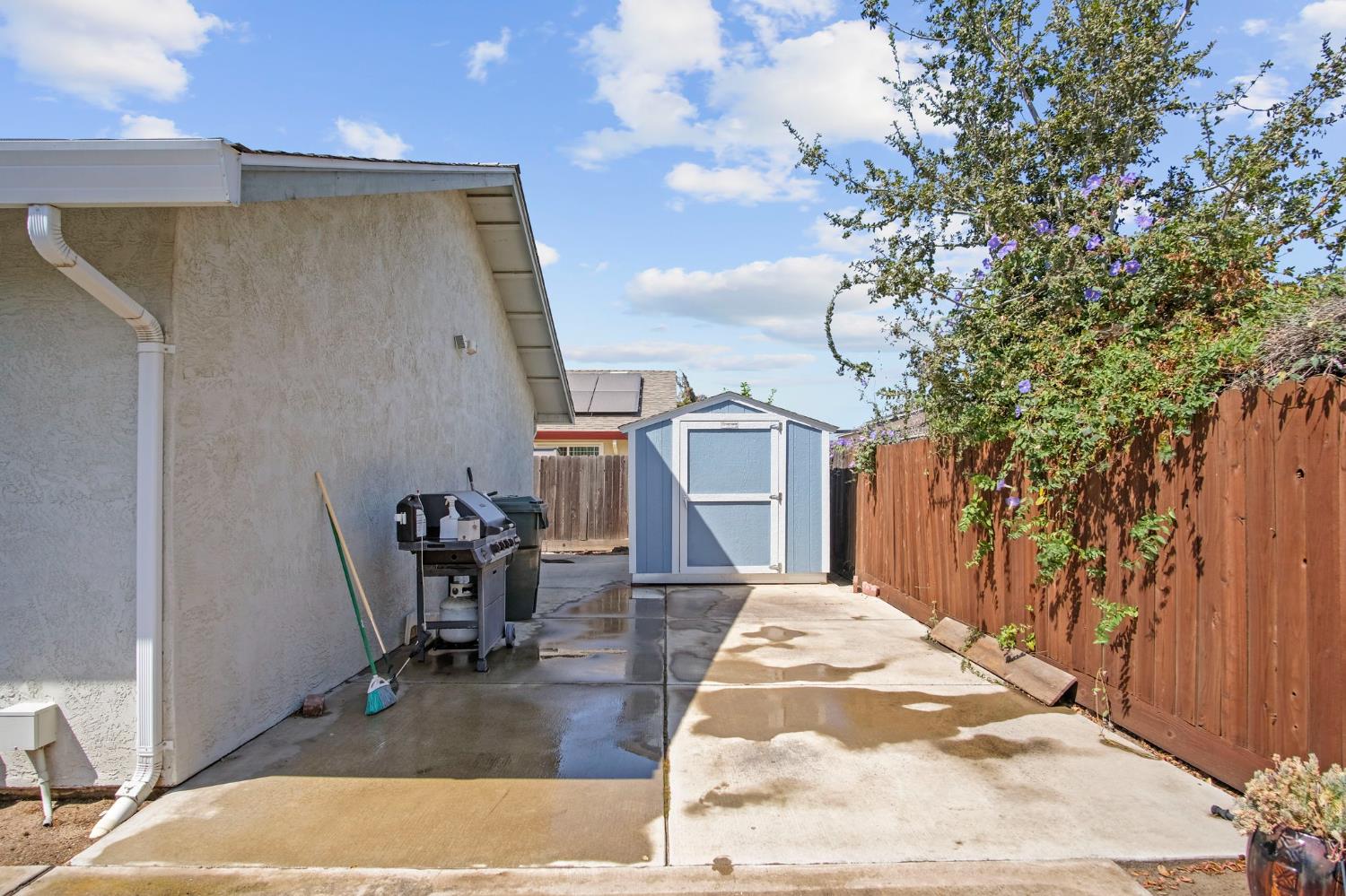 2185 Garden Circle Dr W, Manteca, CA 95336