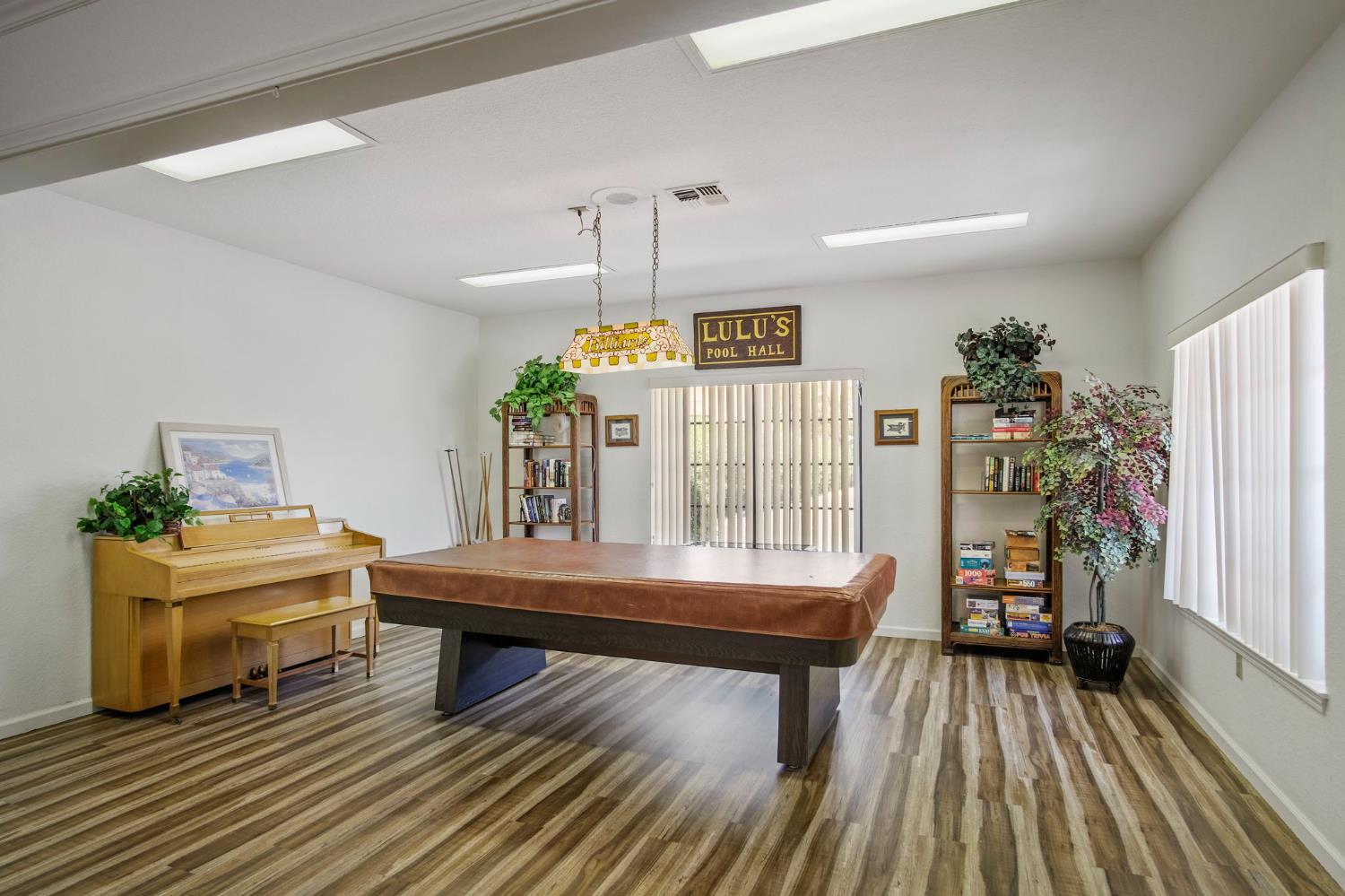 2185 Garden Circle Dr W, Manteca, CA 95336