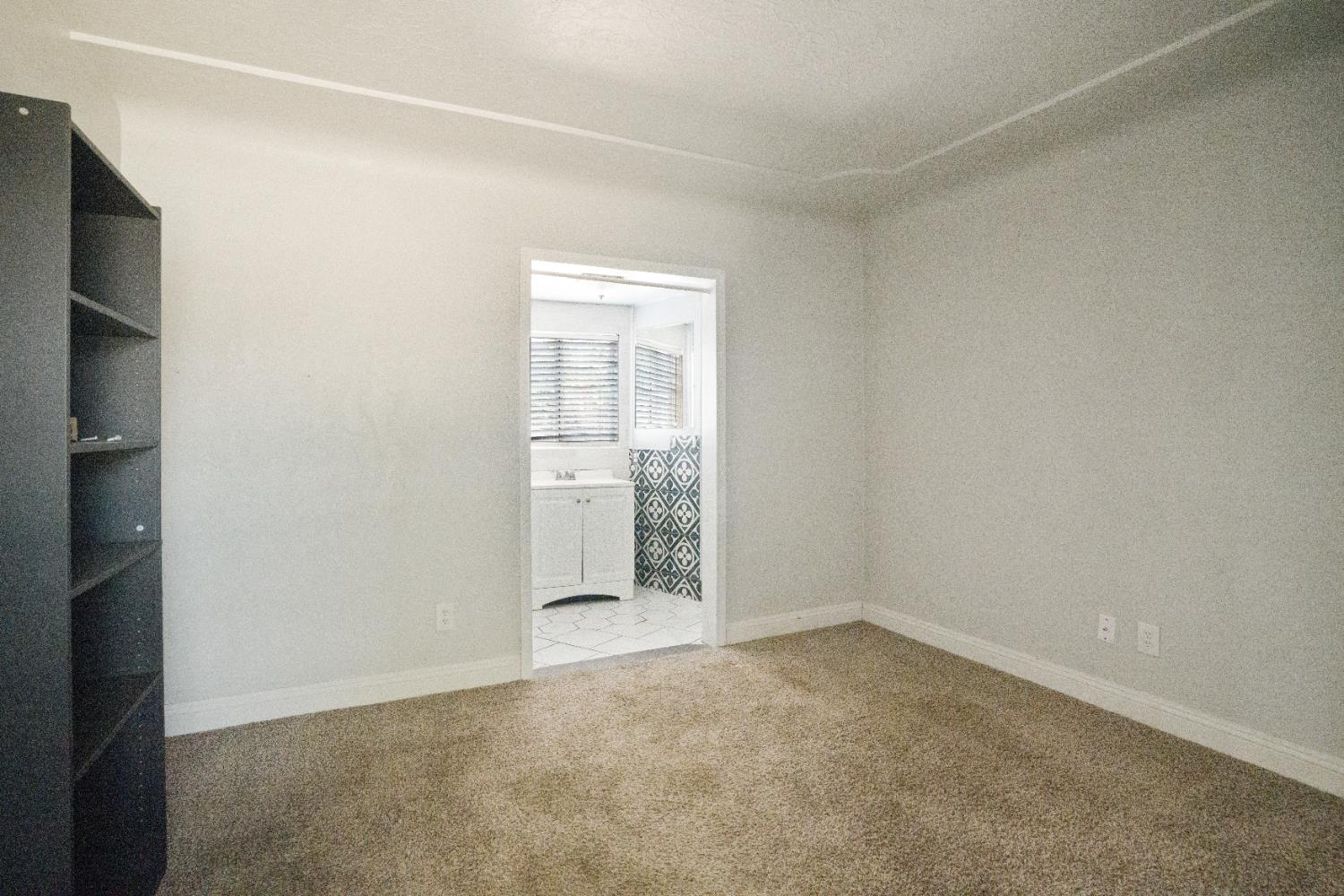 1900 Easy St, Hanford, CA 93230