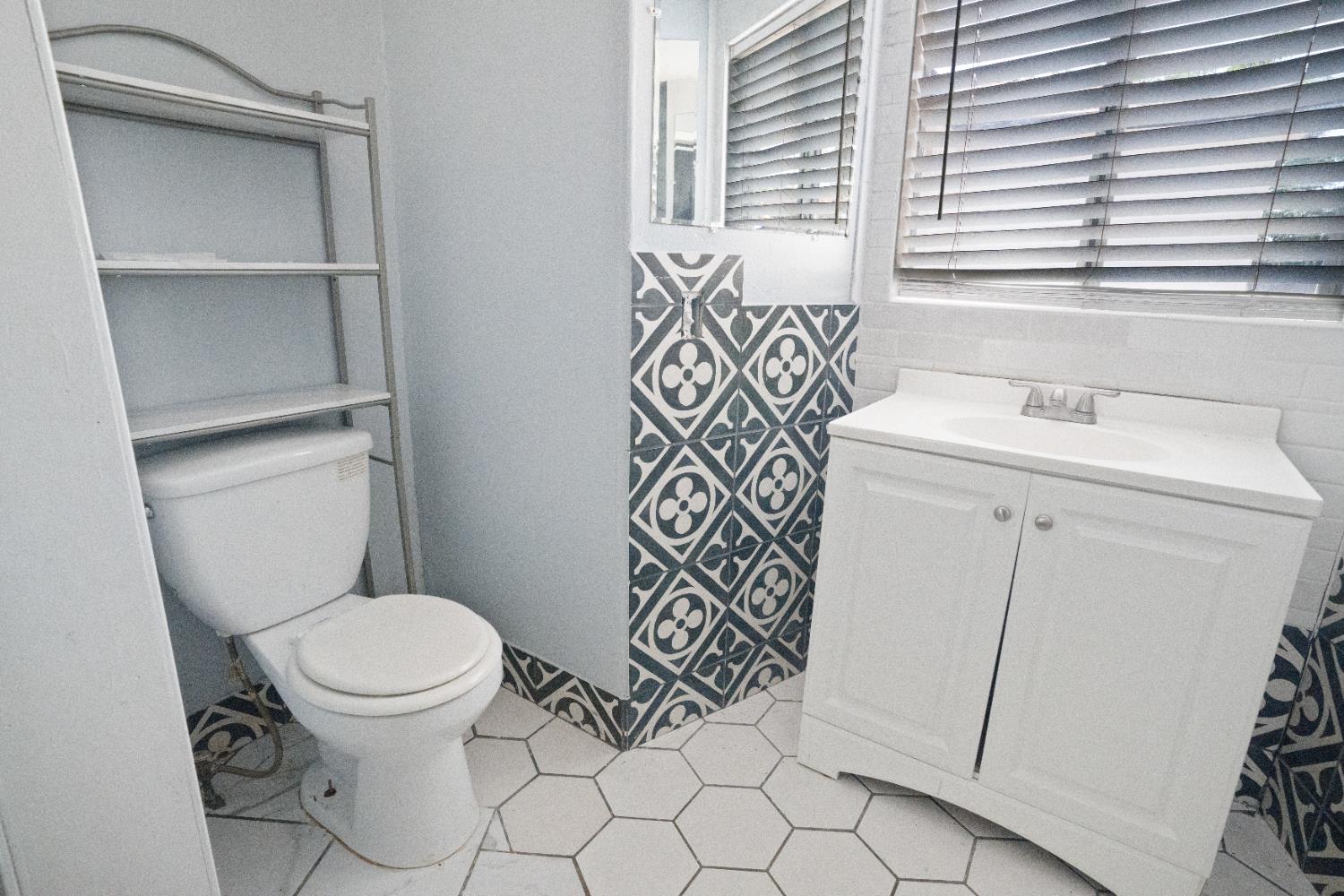 1900 Easy St, Hanford, CA 93230