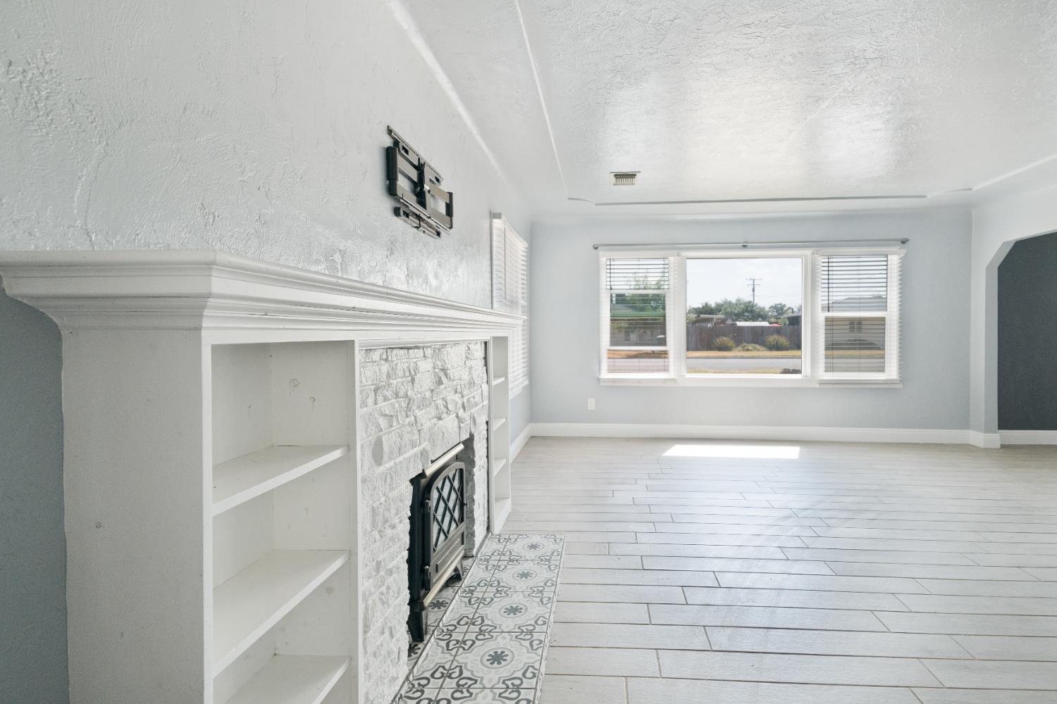 1900 Easy St, Hanford, CA 93230