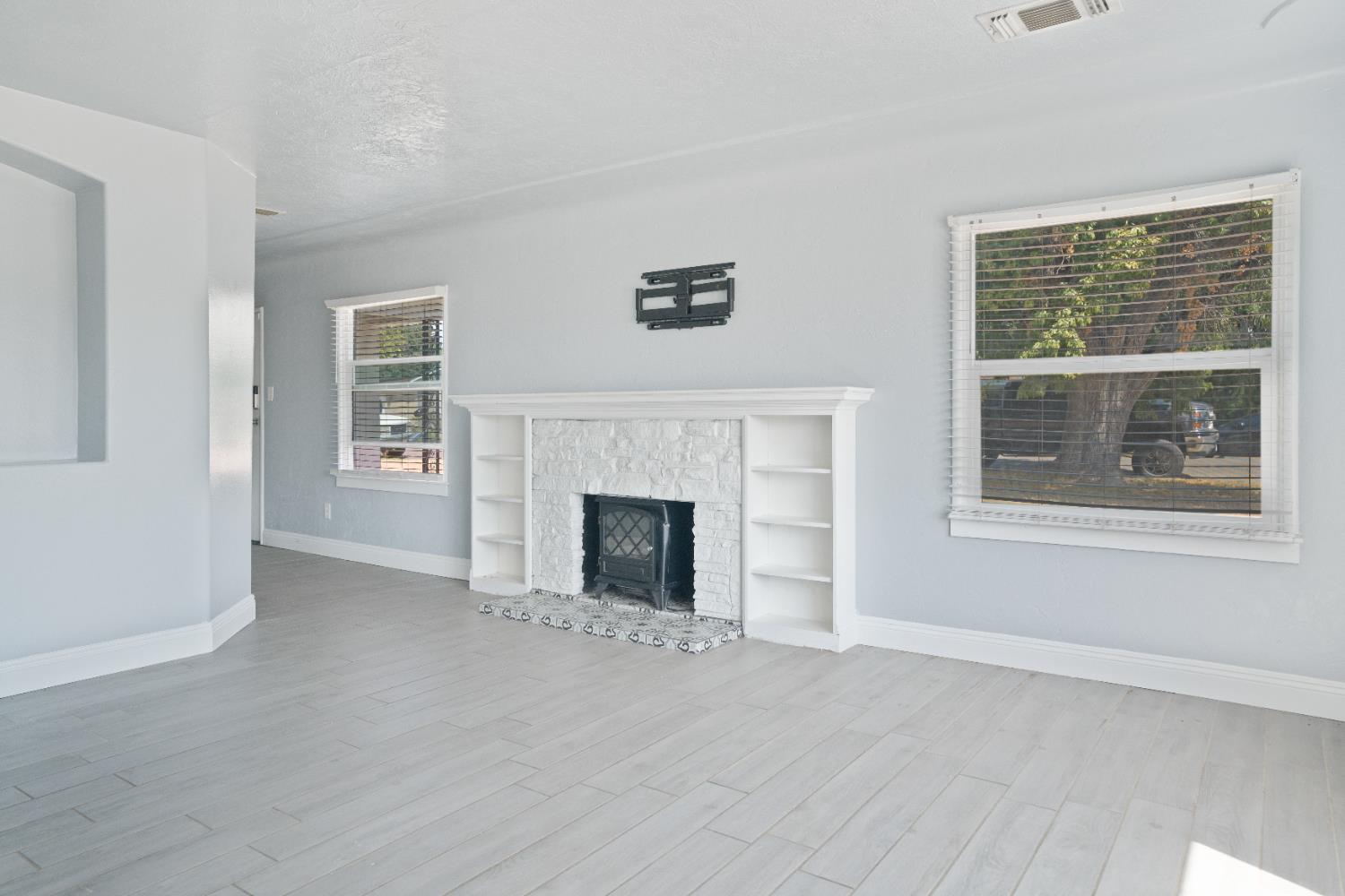 1900 Easy St, Hanford, CA 93230