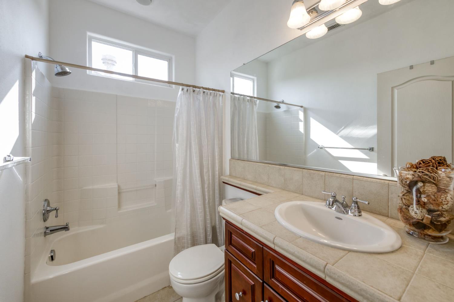 3640 Vermont Ln, Clovis, CA 93619