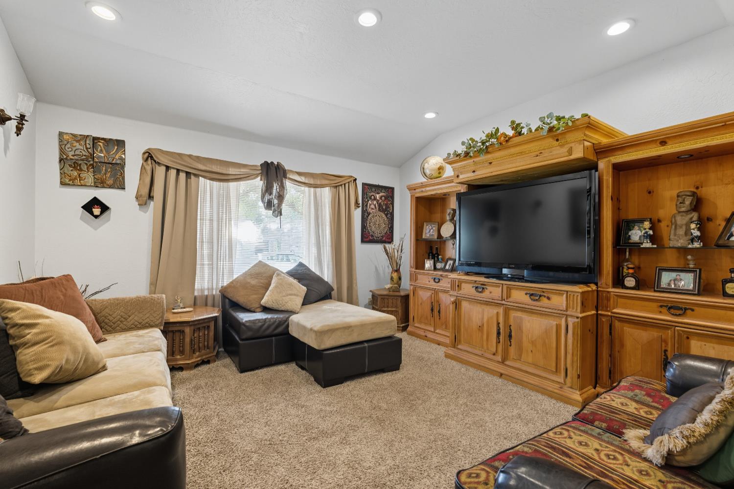 238 Fairbanks Ave, Sanger, CA 93657