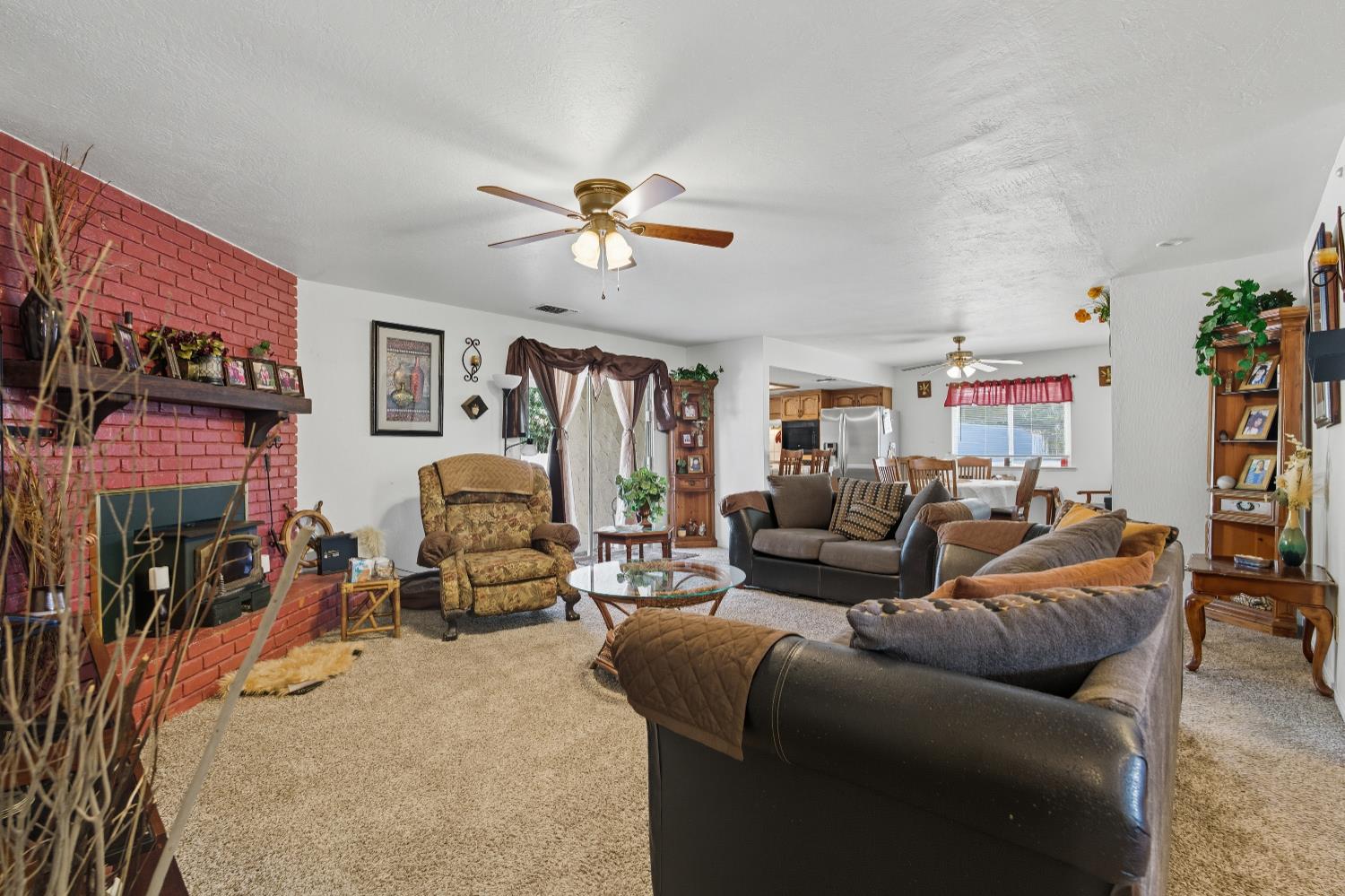 238 Fairbanks Ave, Sanger, CA 93657