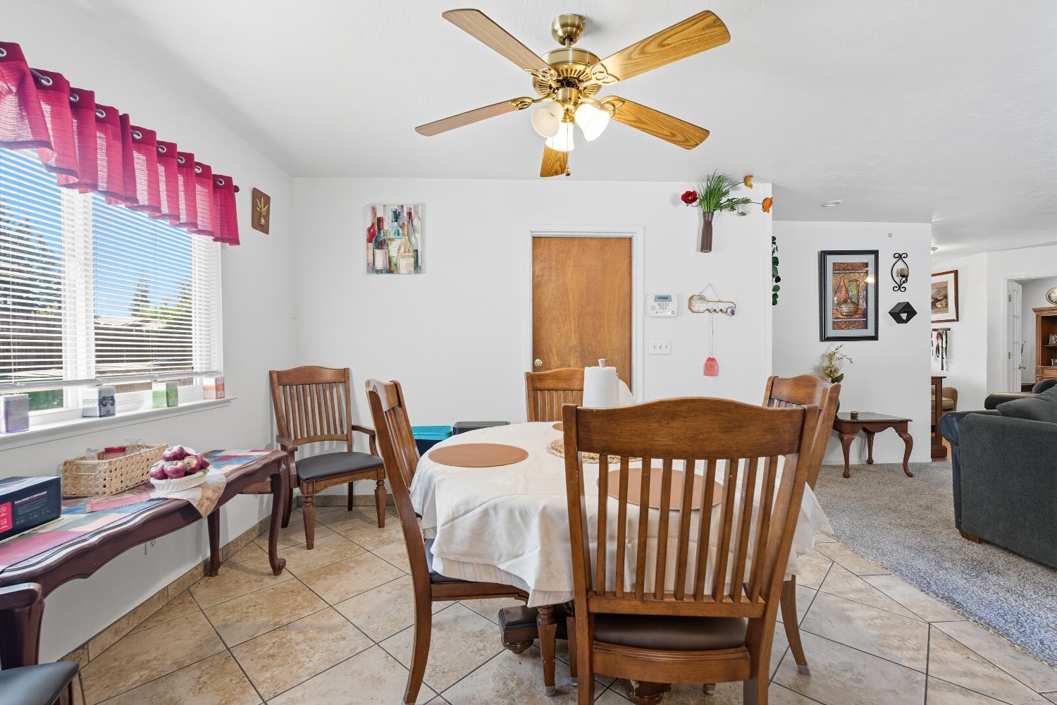 238 Fairbanks Ave, Sanger, CA 93657