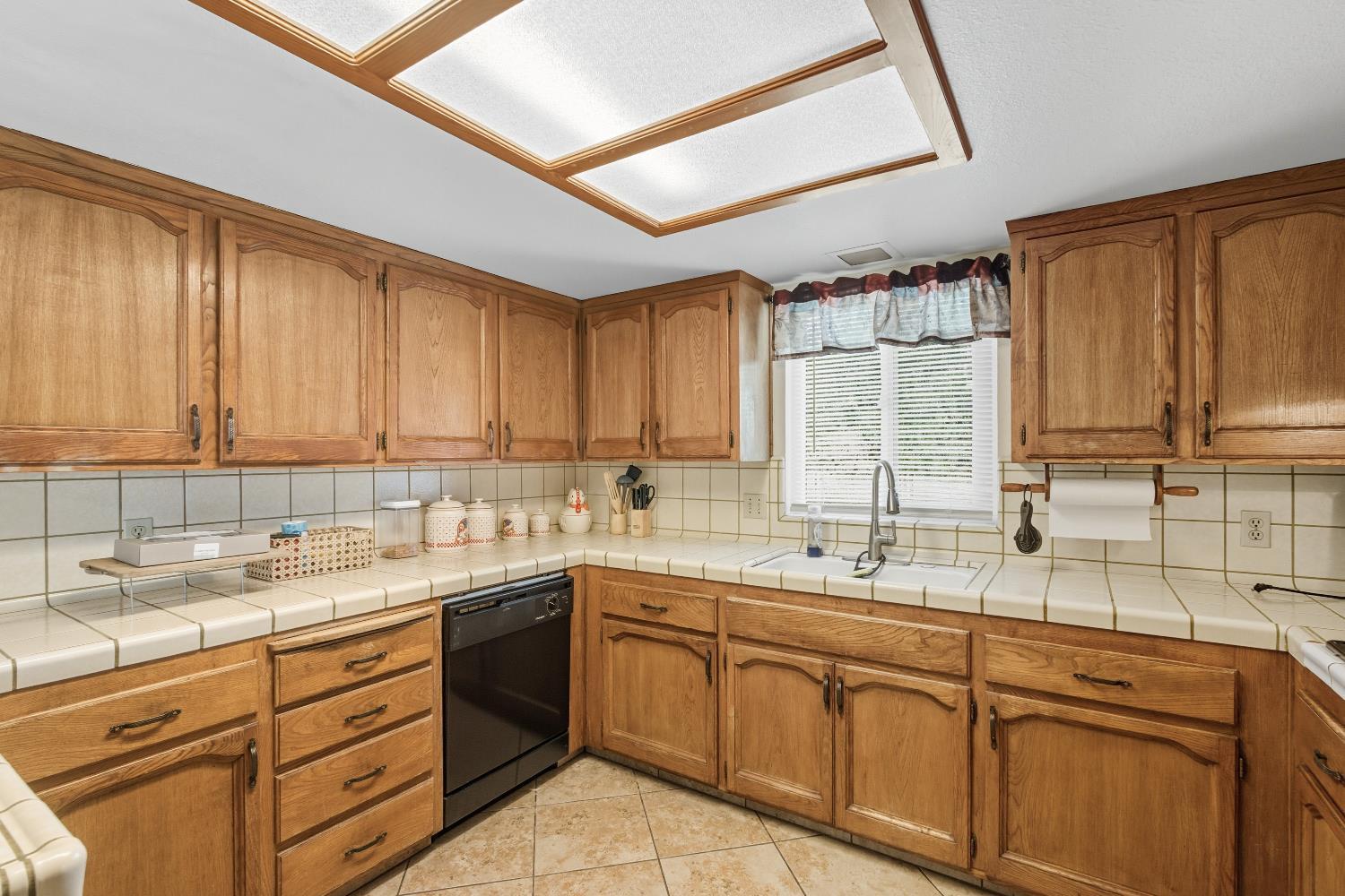 238 Fairbanks Ave, Sanger, CA 93657