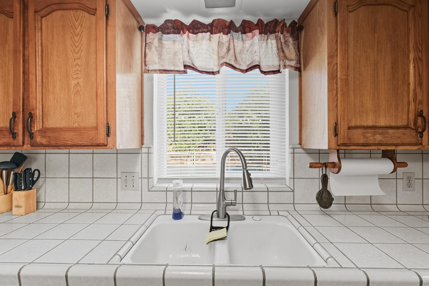 238 Fairbanks Ave, Sanger, CA 93657