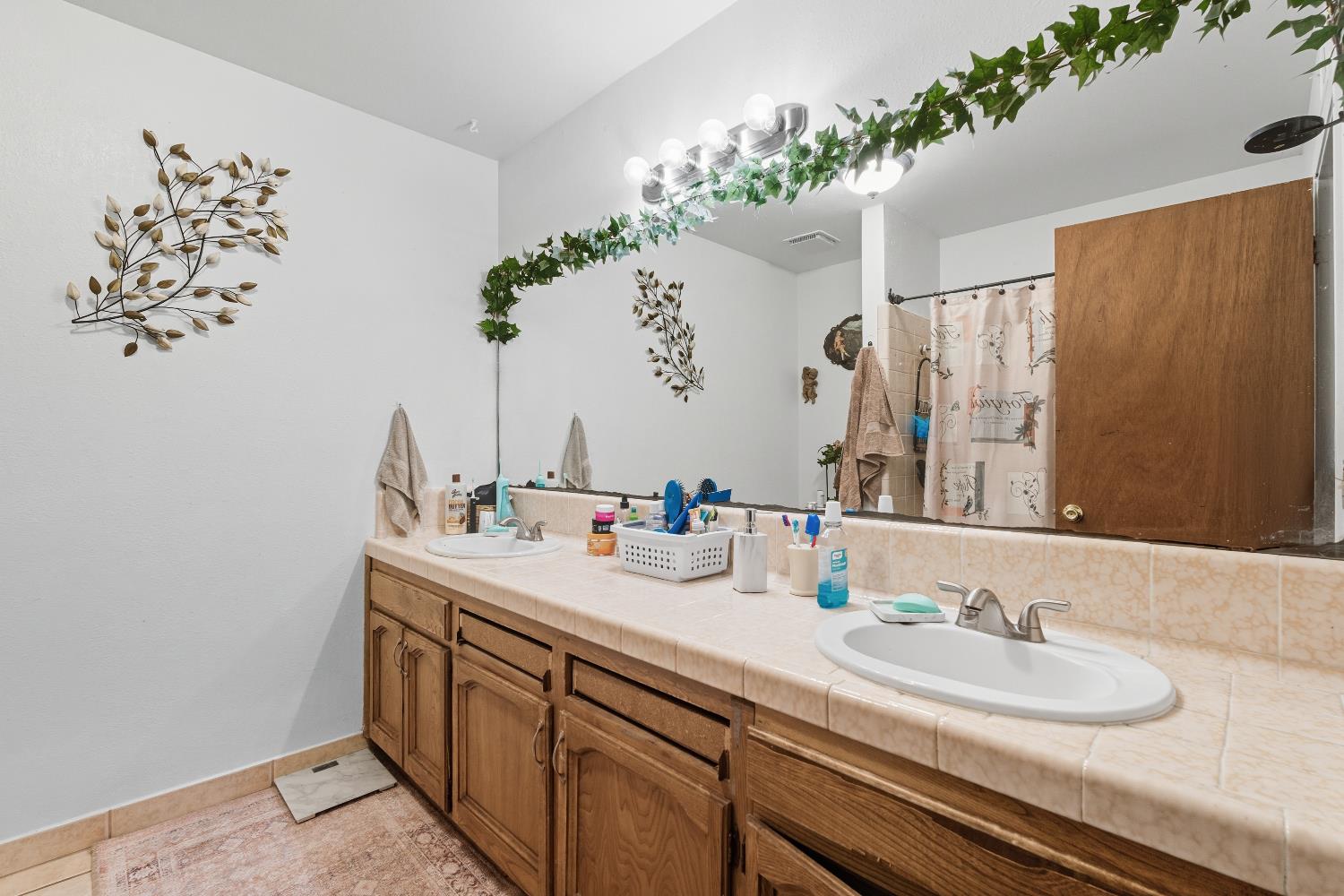 238 Fairbanks Ave, Sanger, CA 93657