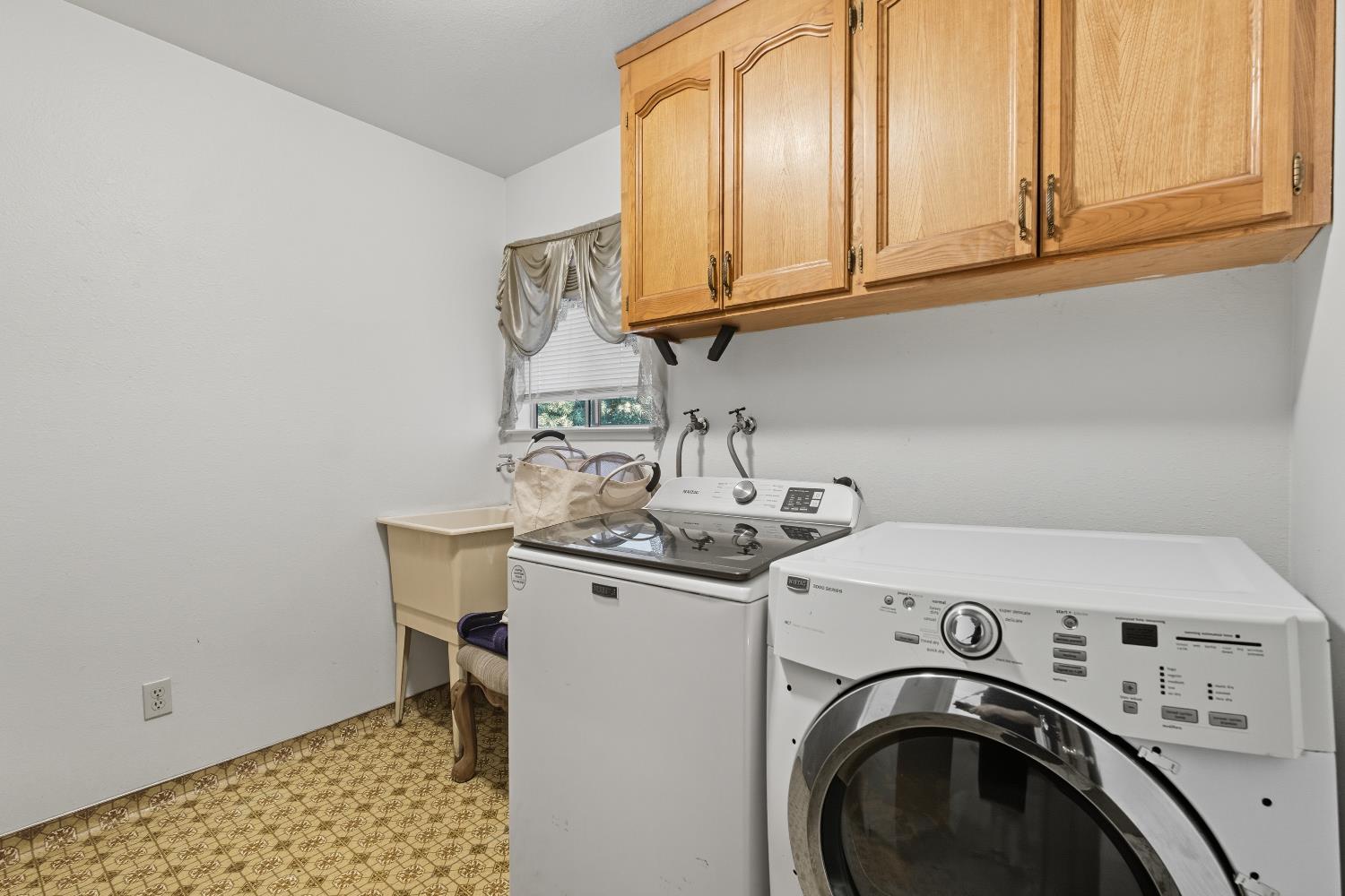 238 Fairbanks Ave, Sanger, CA 93657