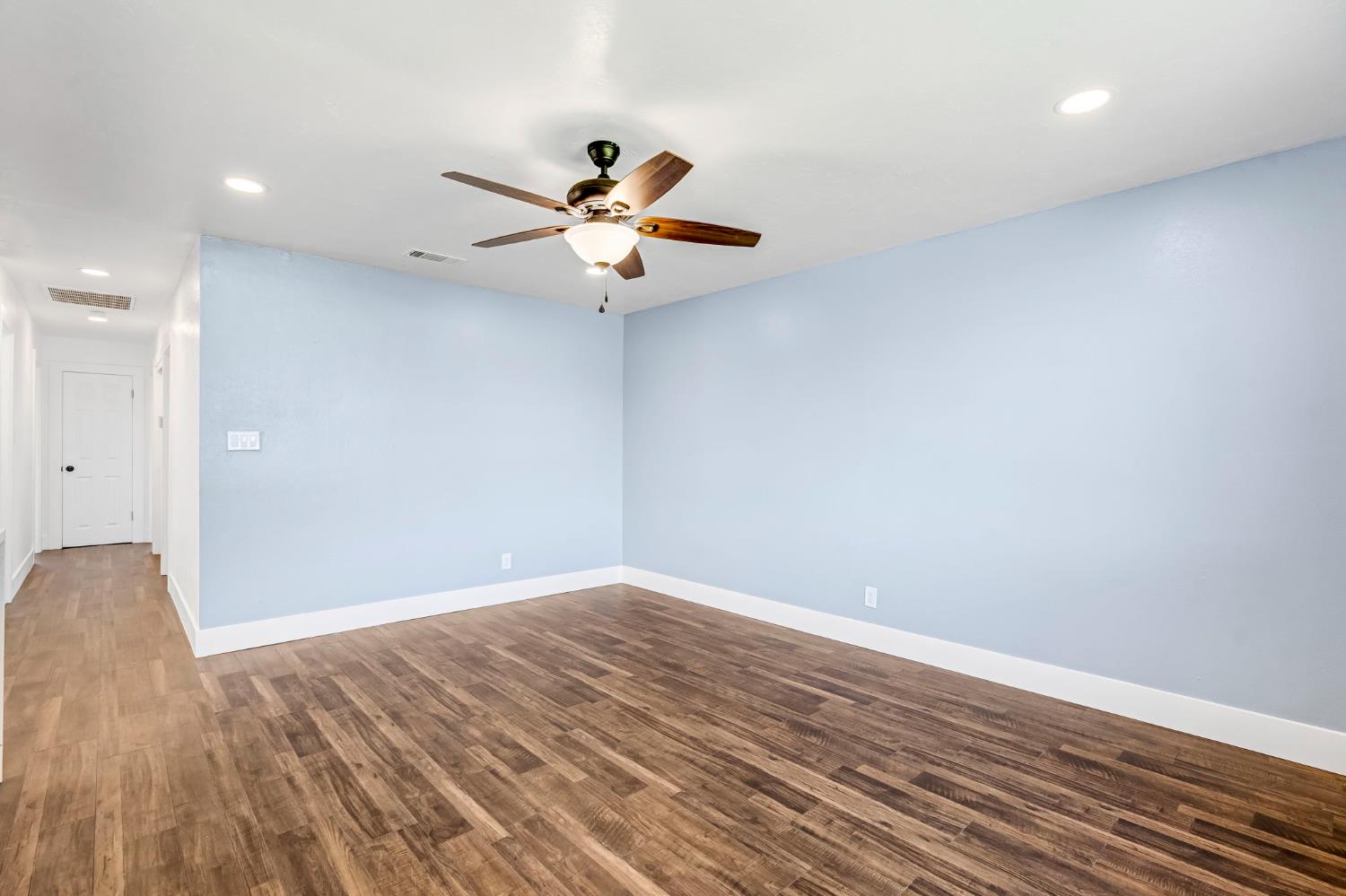 872 W Fairmont Ave, Clovis, CA 93612