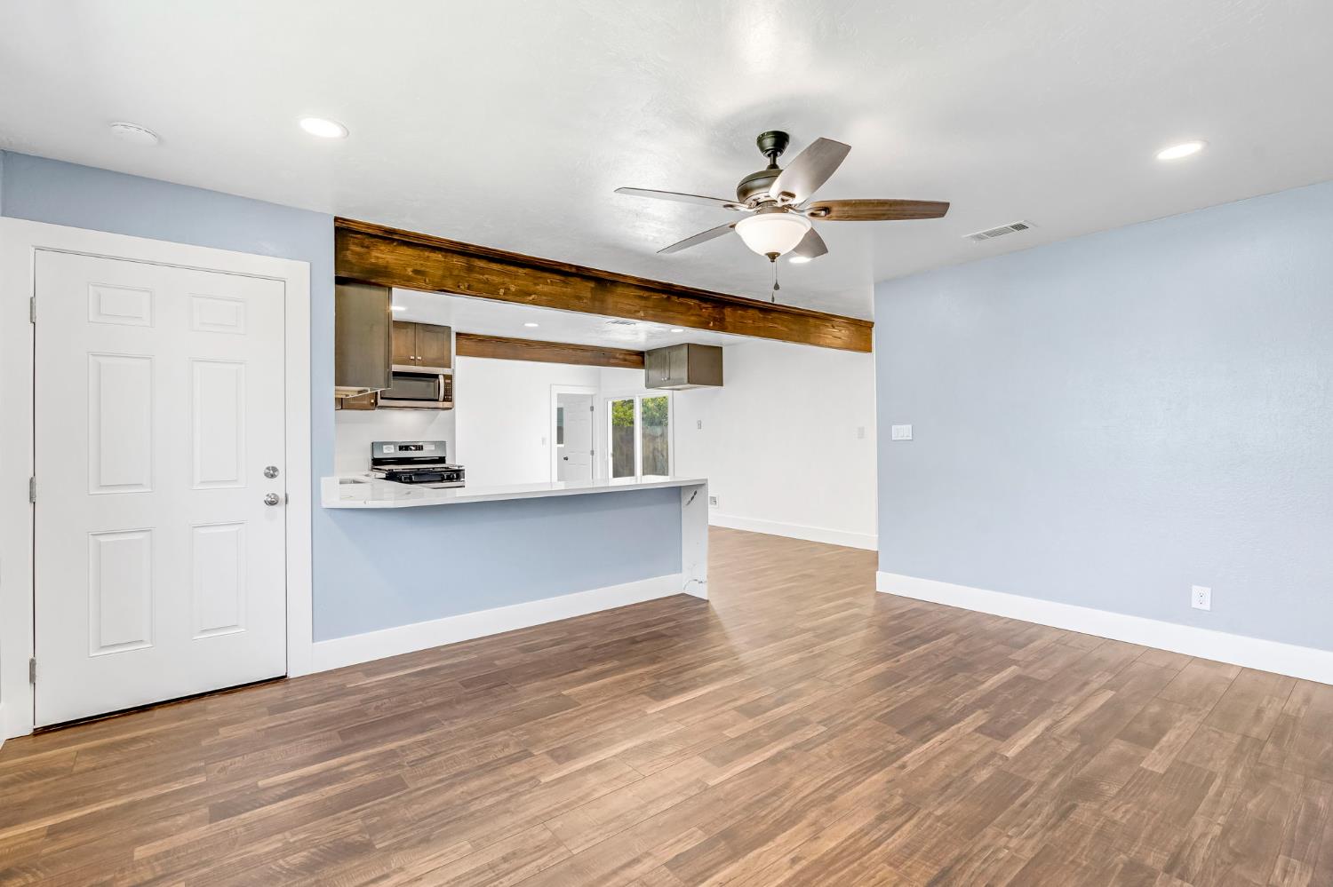 872 W Fairmont Ave, Clovis, CA 93612