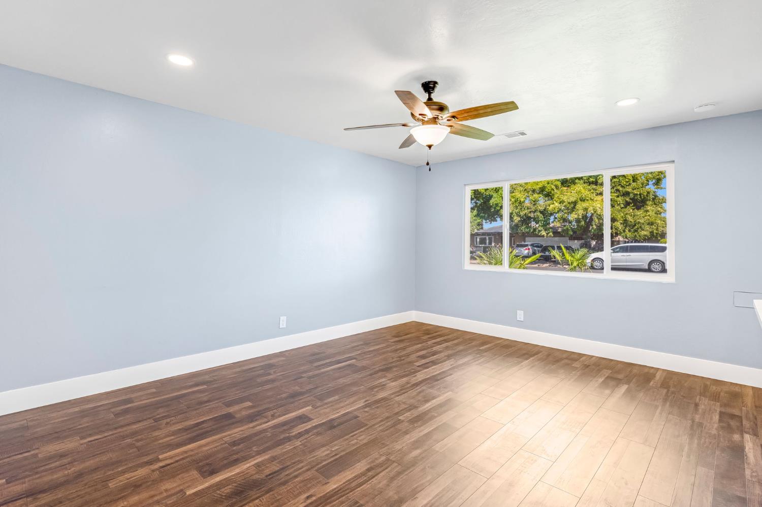 872 W Fairmont Ave, Clovis, CA 93612