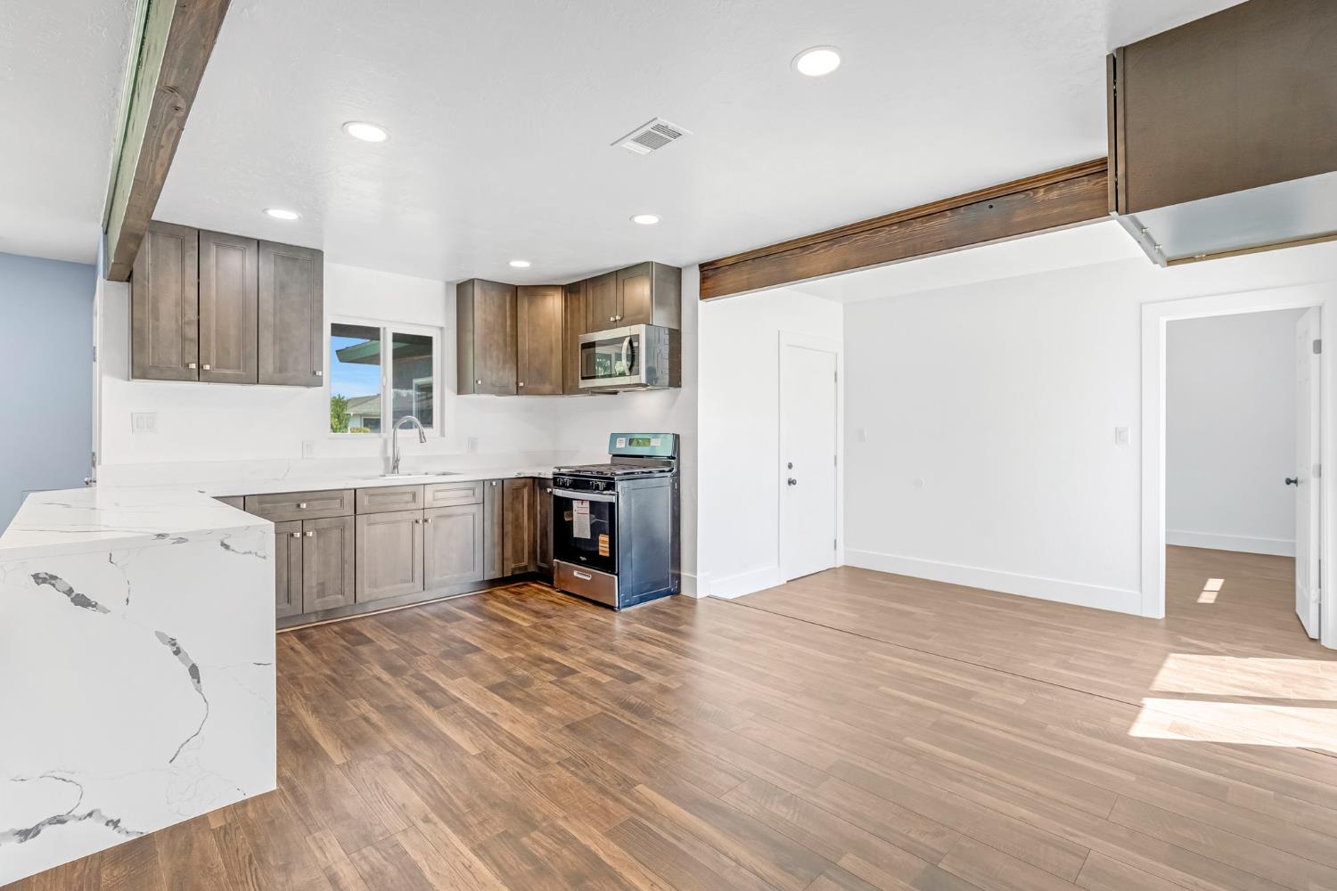872 W Fairmont Ave, Clovis, CA 93612