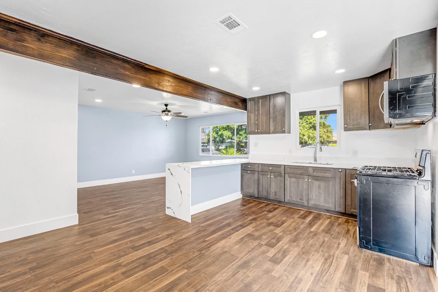 872 W Fairmont Ave, Clovis, CA 93612