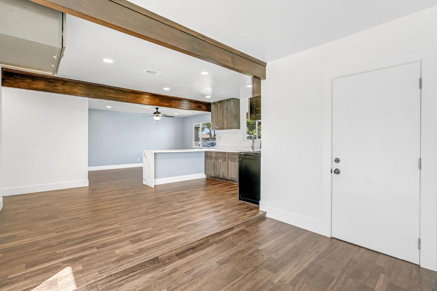 872 W Fairmont Ave, Clovis, CA 93612
