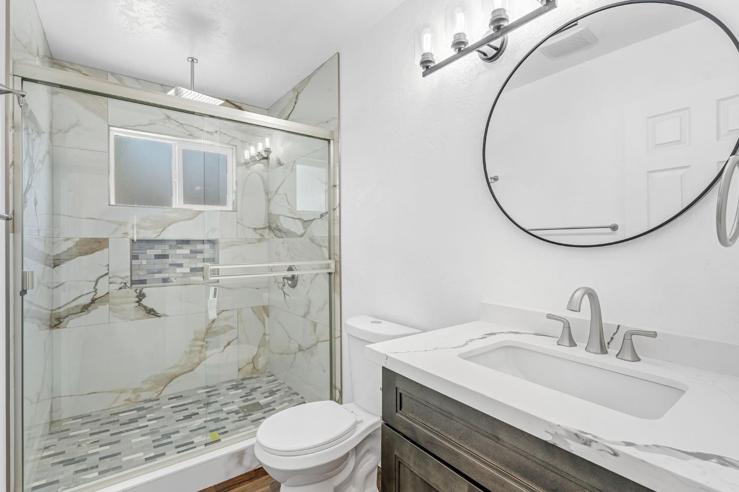 872 W Fairmont Ave, Clovis, CA 93612