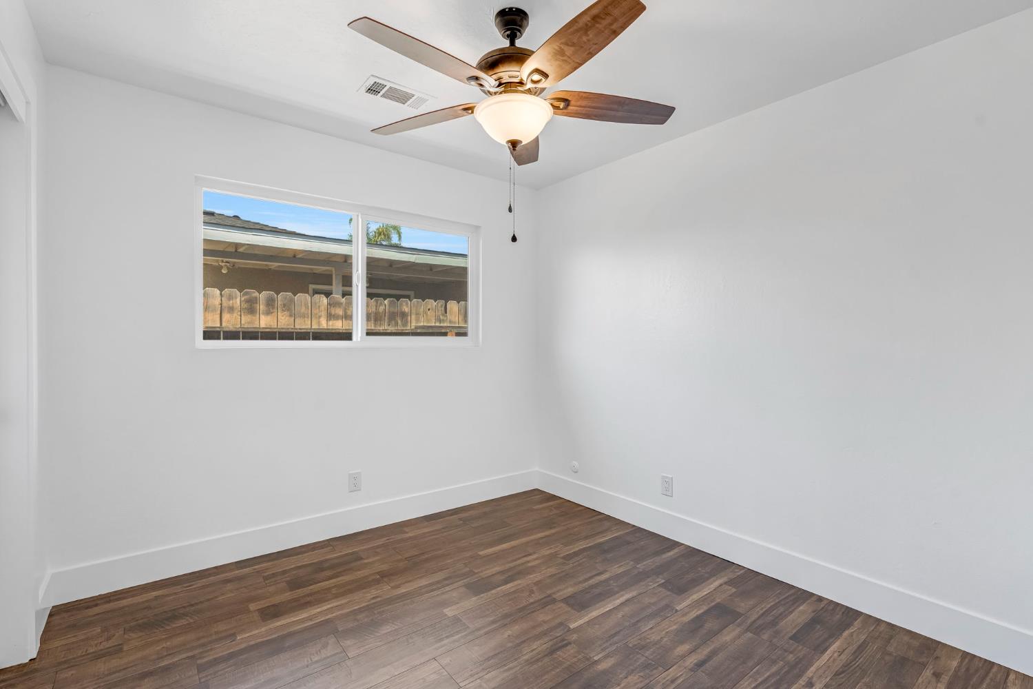 872 W Fairmont Ave, Clovis, CA 93612