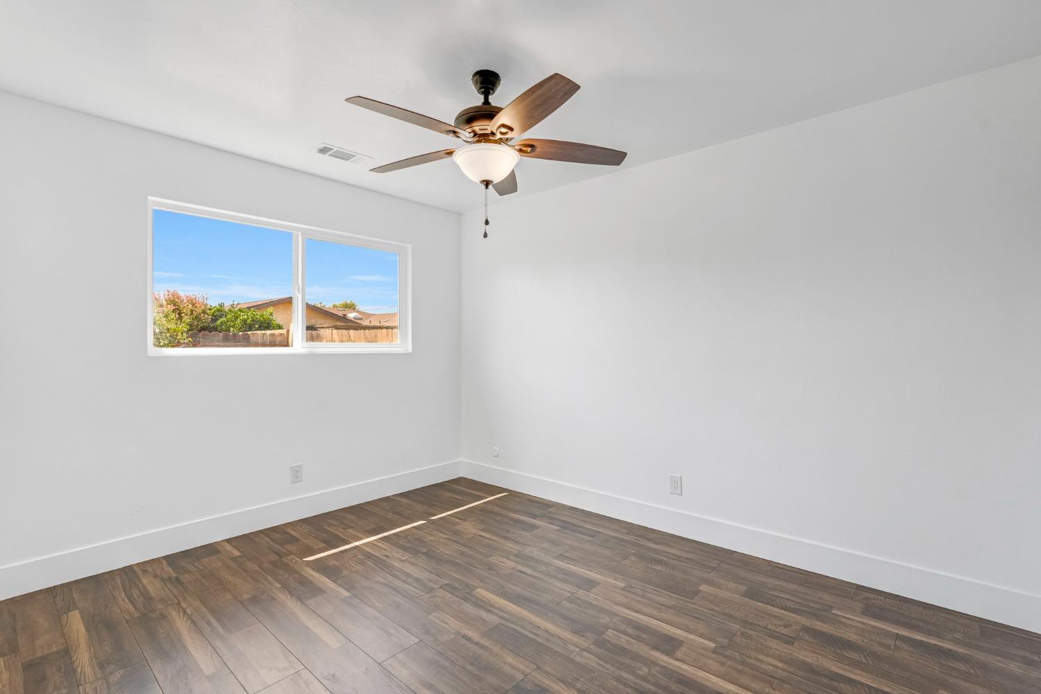 872 W Fairmont Ave, Clovis, CA 93612