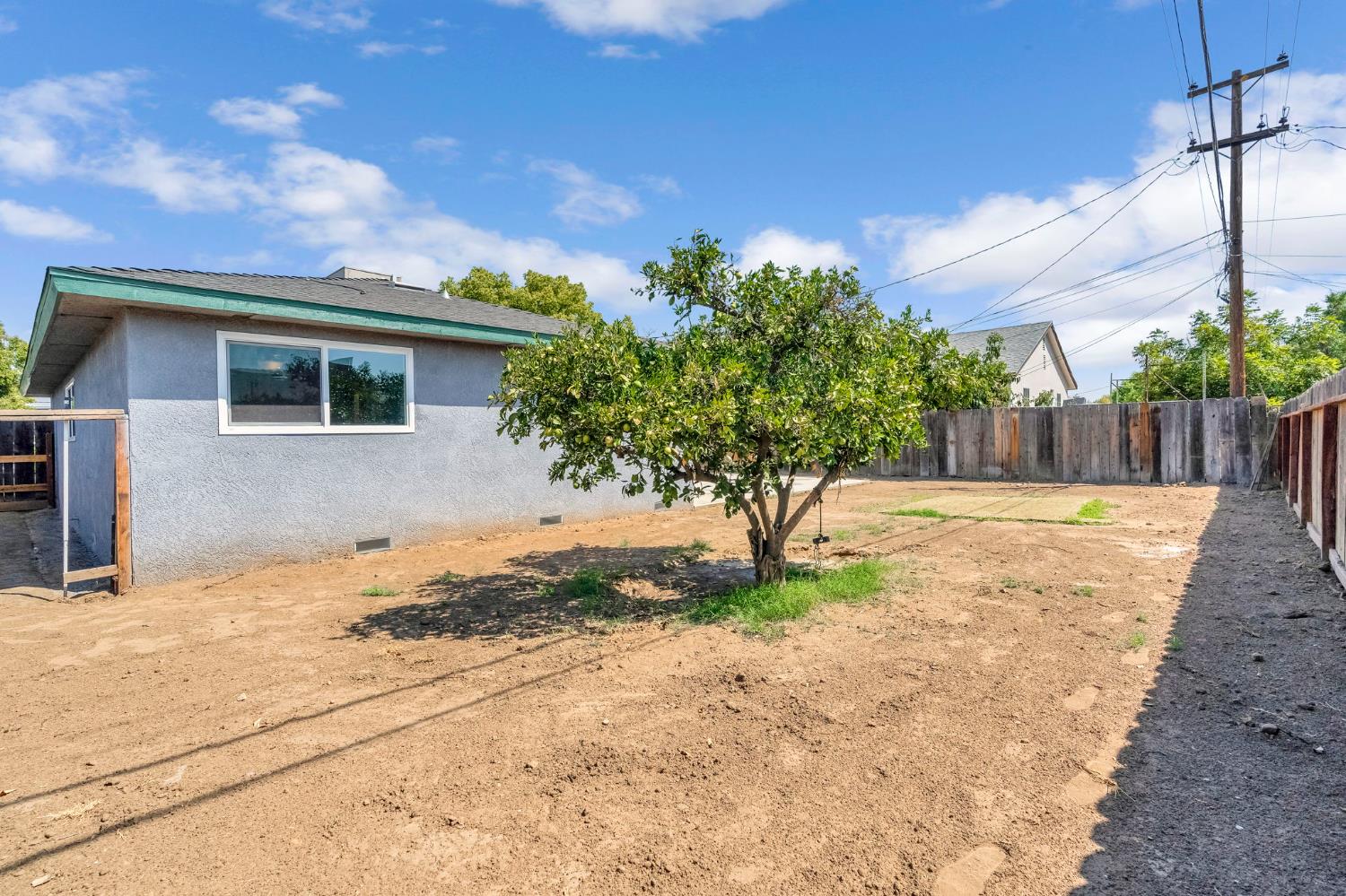 872 W Fairmont Ave, Clovis, CA 93612