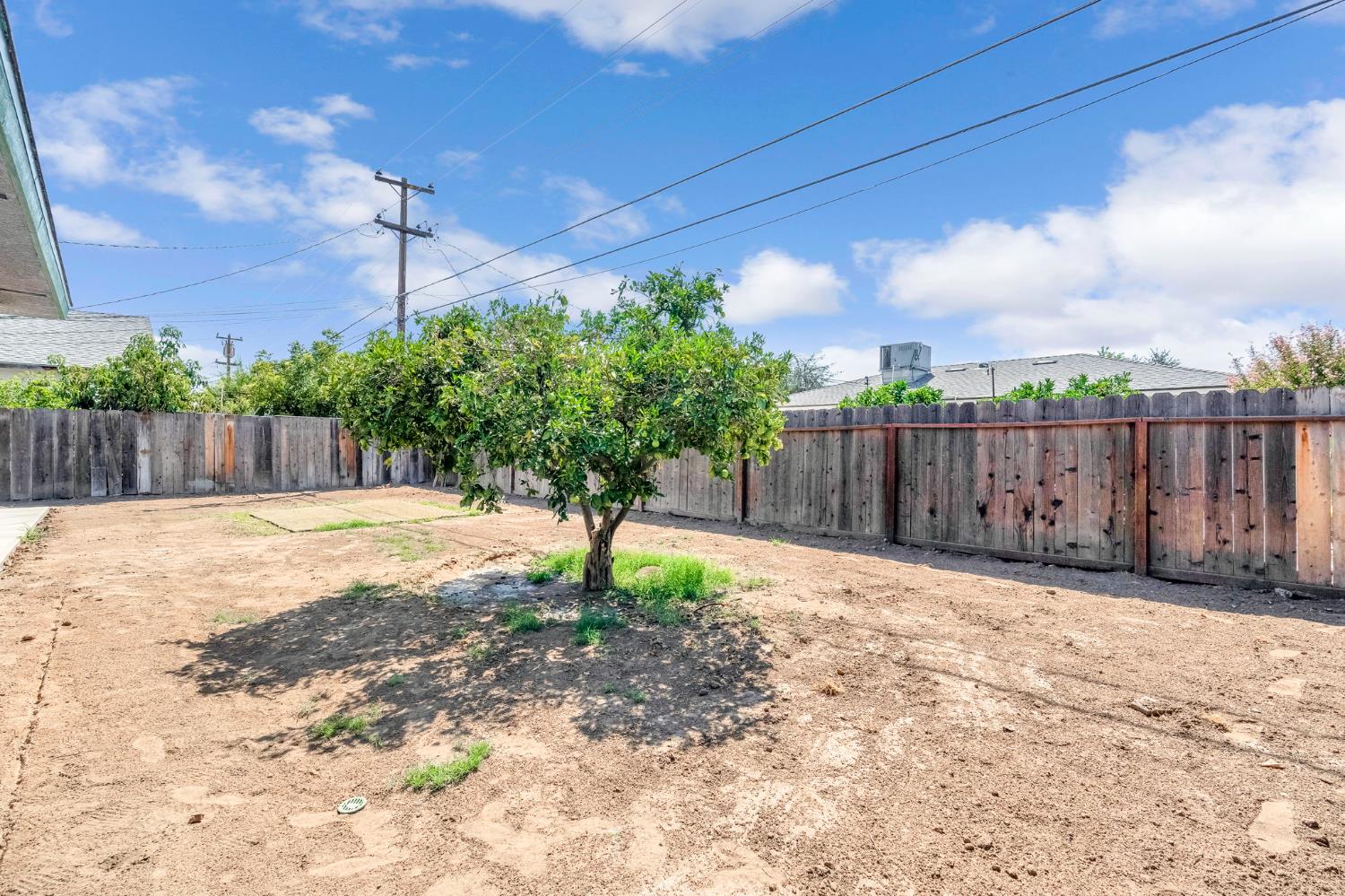 872 W Fairmont Ave, Clovis, CA 93612