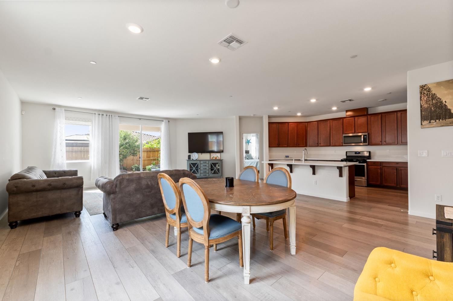 6825 E Braly Ave, Fresno, CA 93727